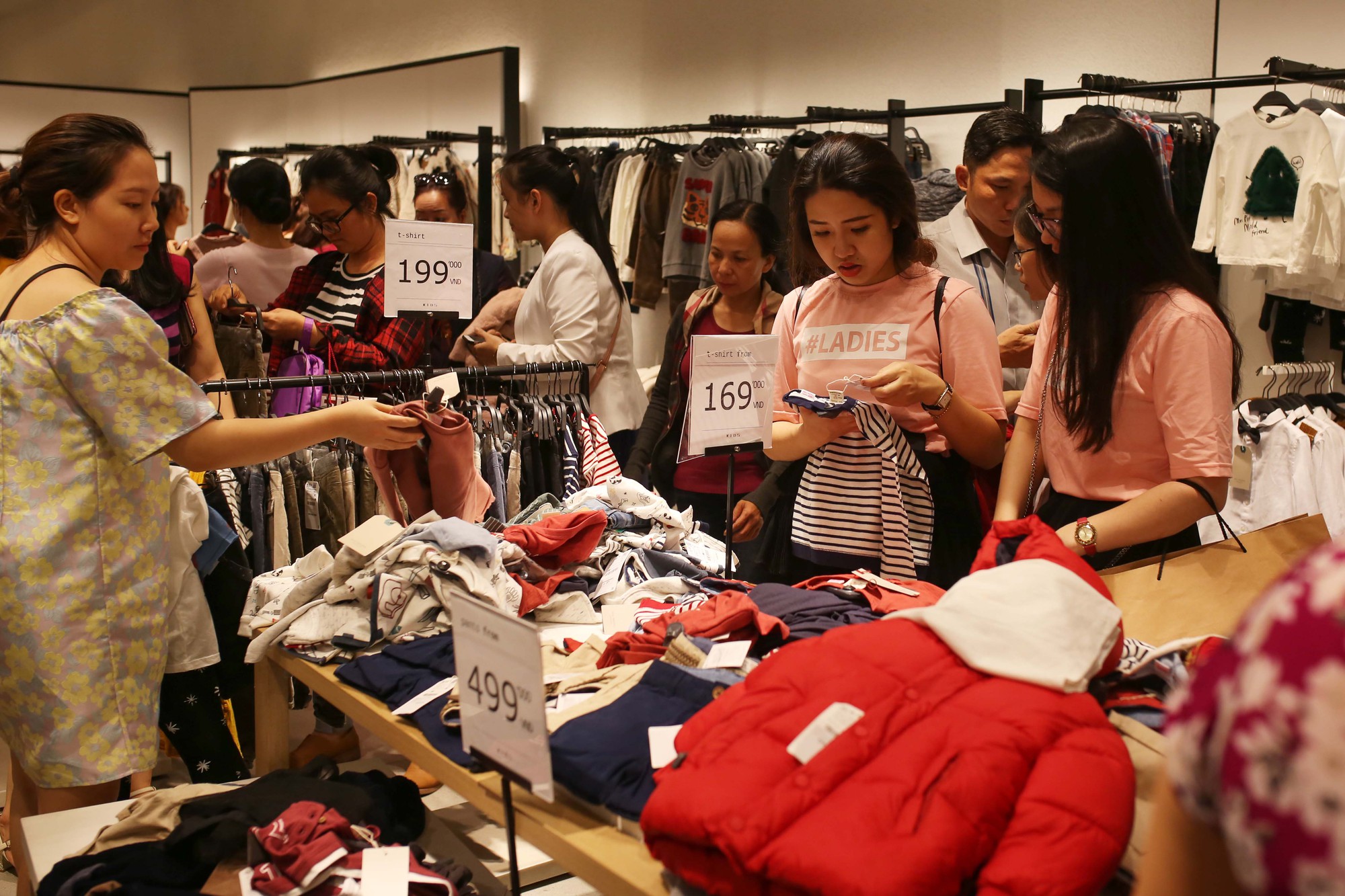 D&acirc;n Việt cũng chen lấn mệt mỏi trong ng&agrave;y Black Friday - Ảnh 6.