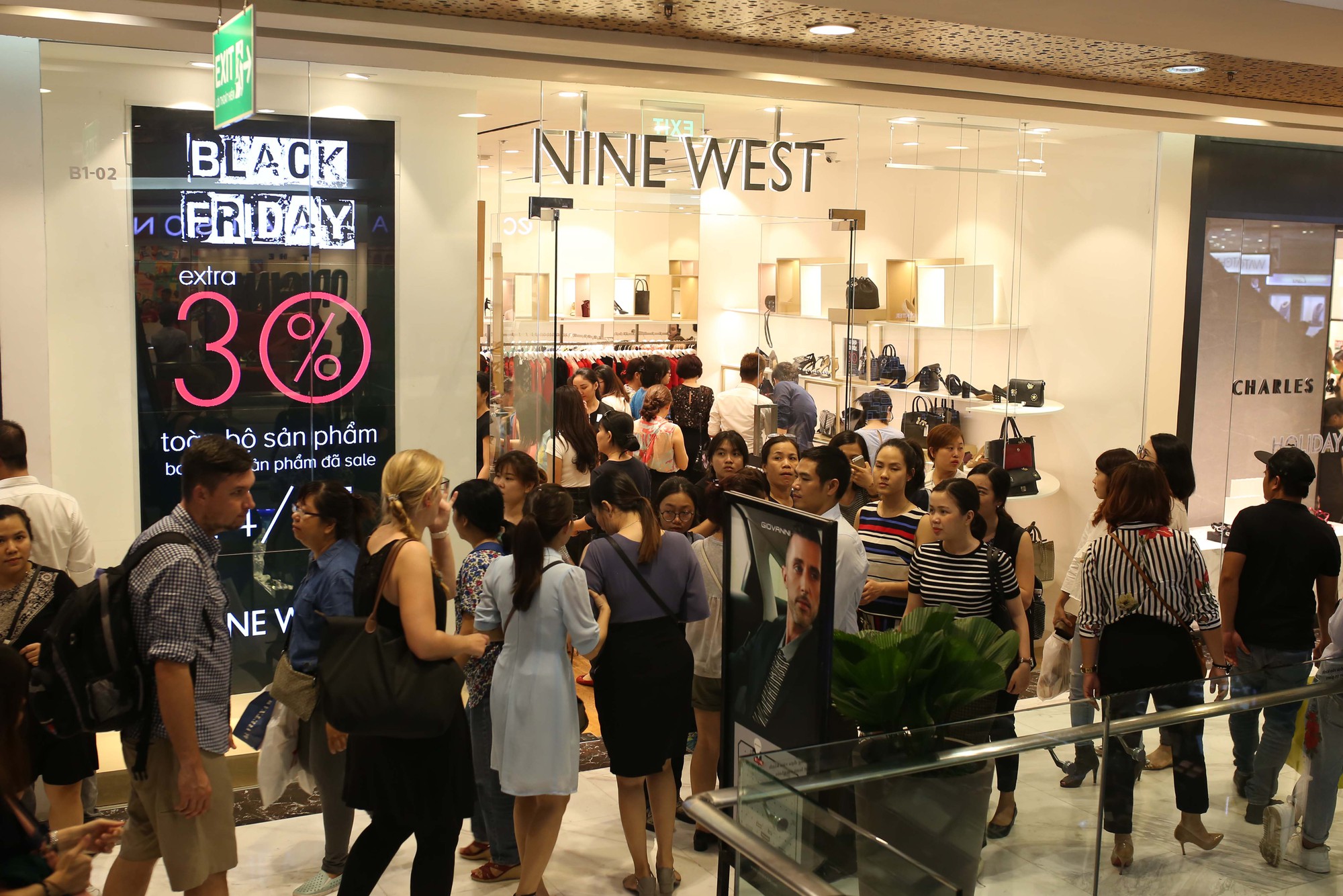 D&acirc;n Việt cũng chen lấn mệt mỏi trong ng&agrave;y Black Friday - Ảnh 11.