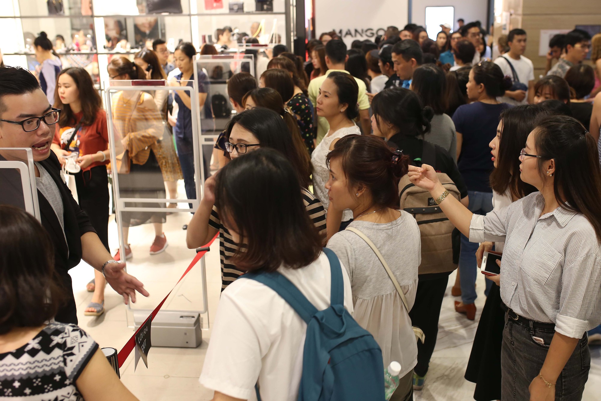 D&acirc;n Việt cũng chen lấn mệt mỏi trong ng&agrave;y Black Friday - Ảnh 5.