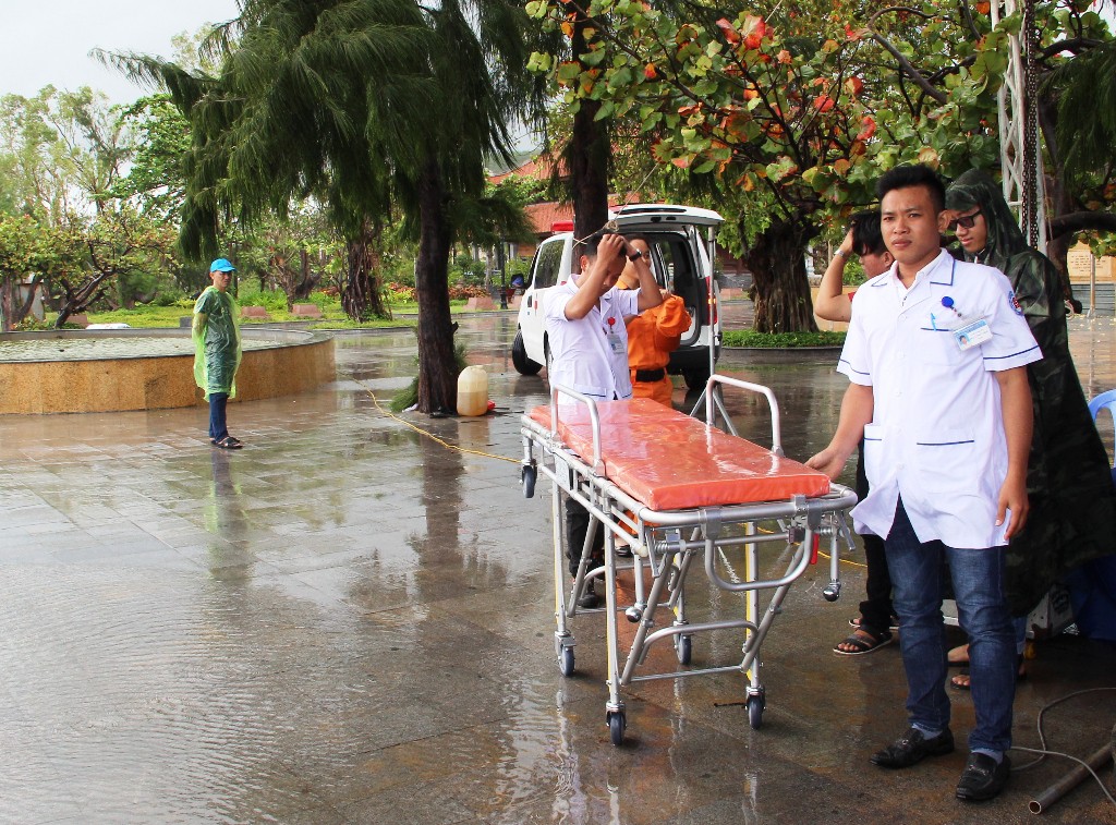 Diễn tập cứu nạn tàu khách cháy khiến 2 người bỏng nặng, 3 người trôi dạt - Ảnh 8.
