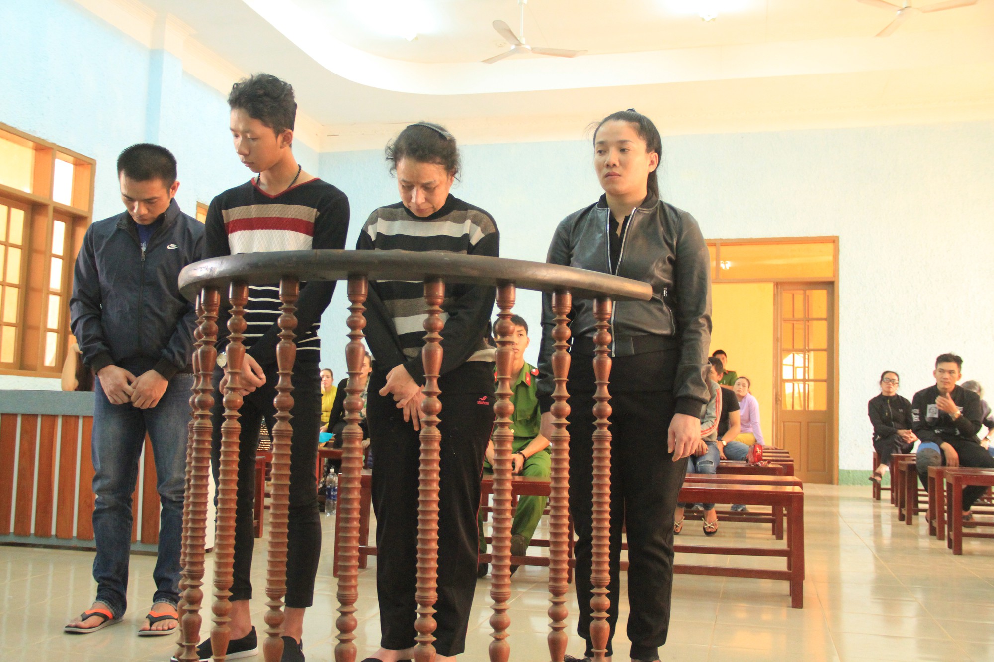 Hai mẹ con cùng môi giới mại dâm, mẹ thêm tội mua bán trẻ em