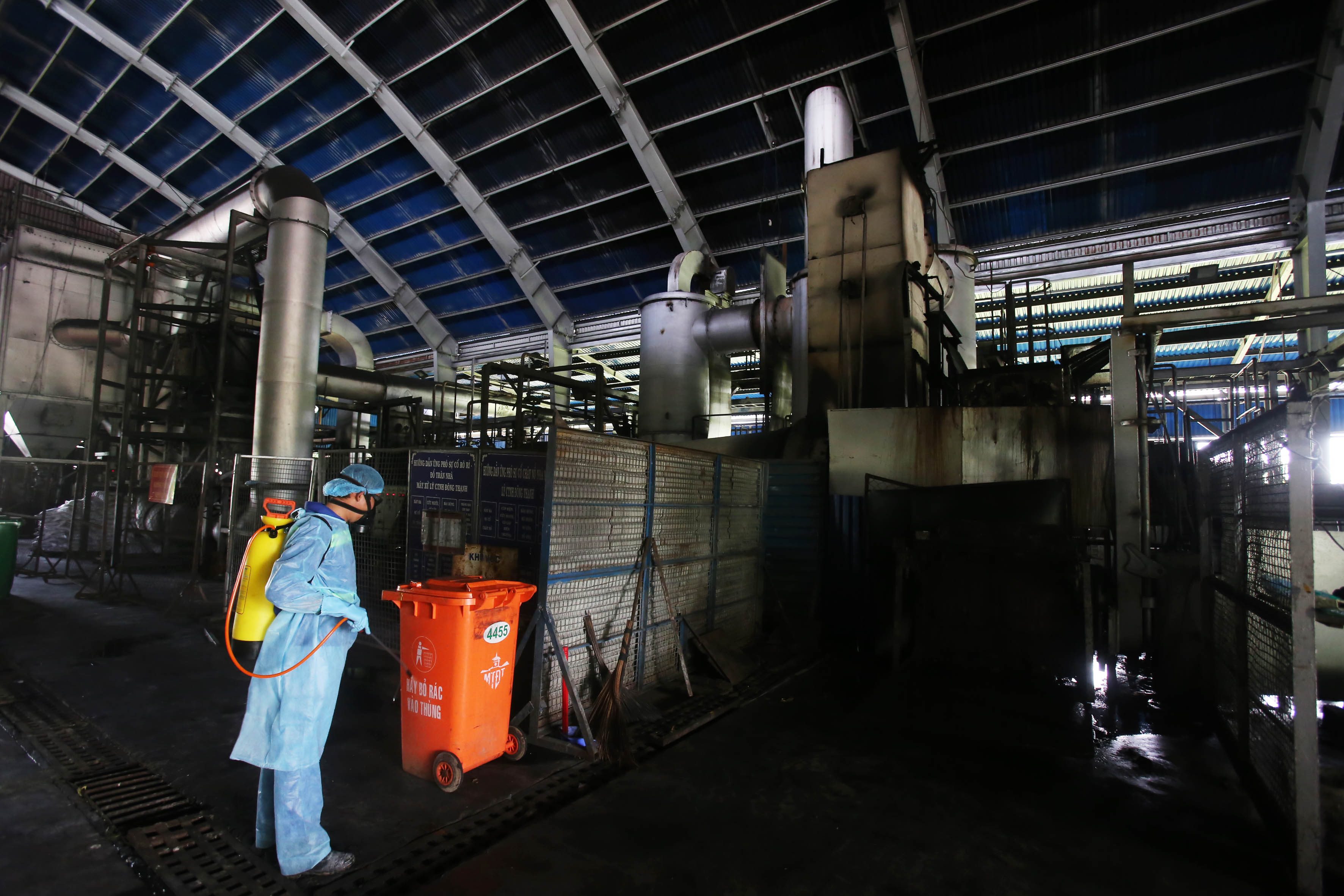 Tiếp cận lò tiêu hủy hàng ngàn con heo bị tiêm thuốc an thần - Ảnh 8.