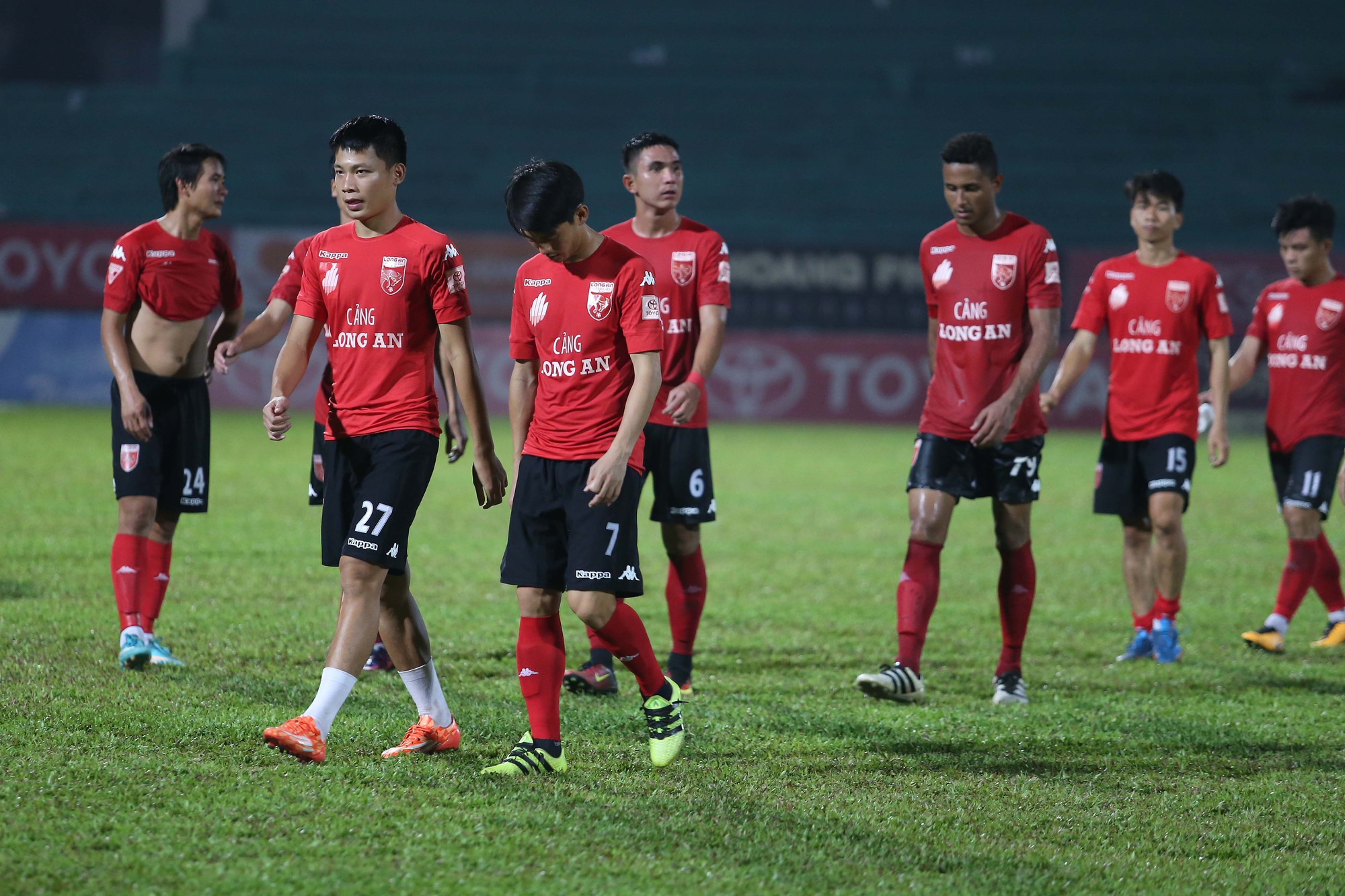 Nỗi buồn của cầu thủ Long An sau trận cuối tại V-League 2017 - Ảnh 6.