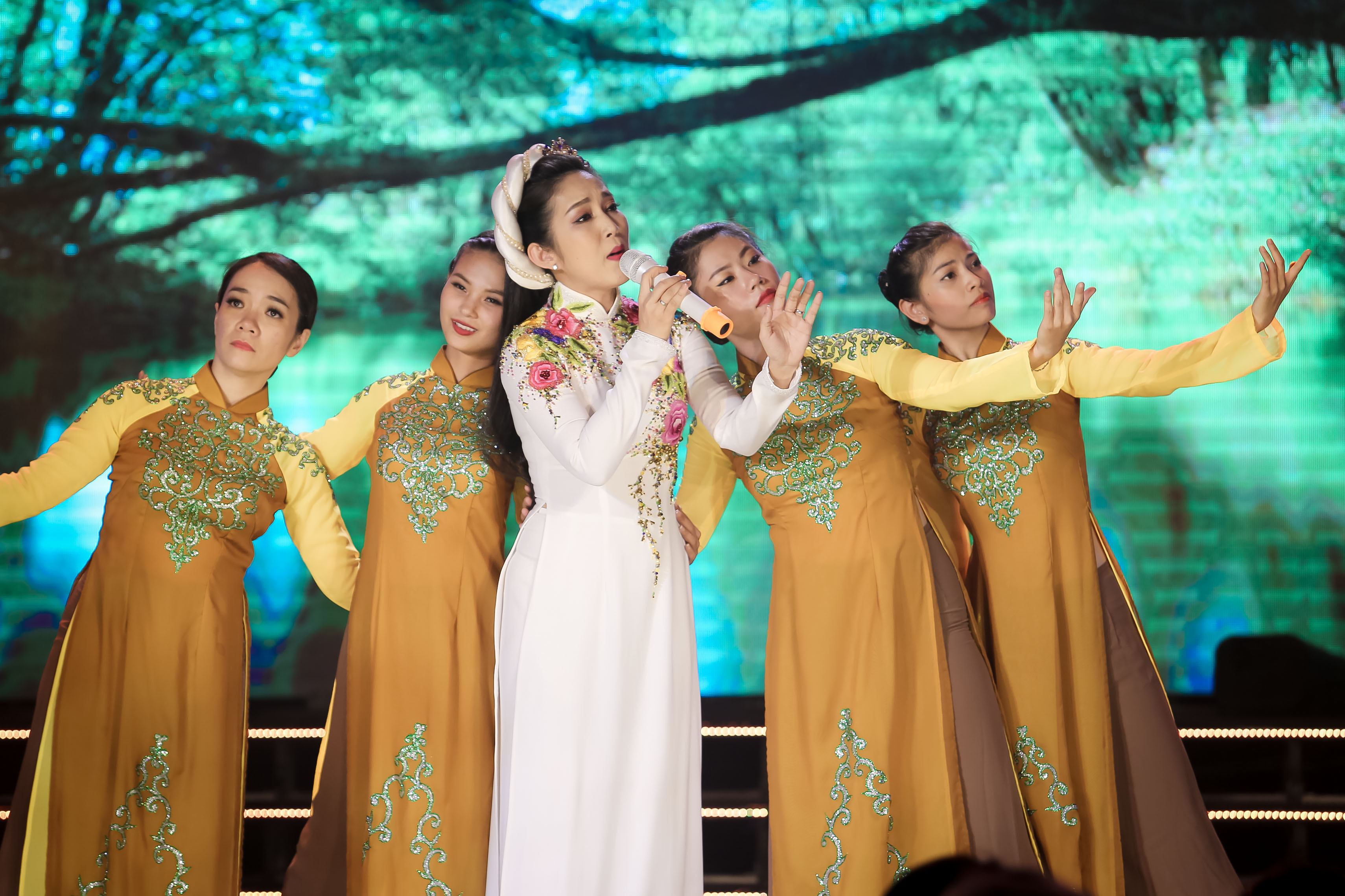 Thanh Thúy, Hạ Trâm cuốn hút đêm 10 "Mai Vàng kết nối"