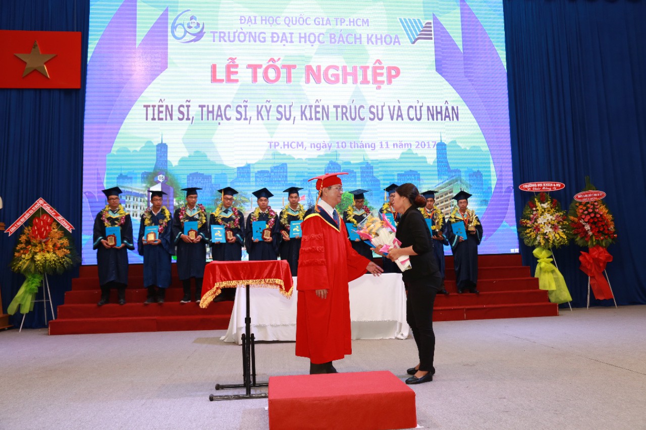 Nước mắt mẹ rơi trong lễ nhận bằng tốt nghiệp cho con đã mất - Ảnh 1.