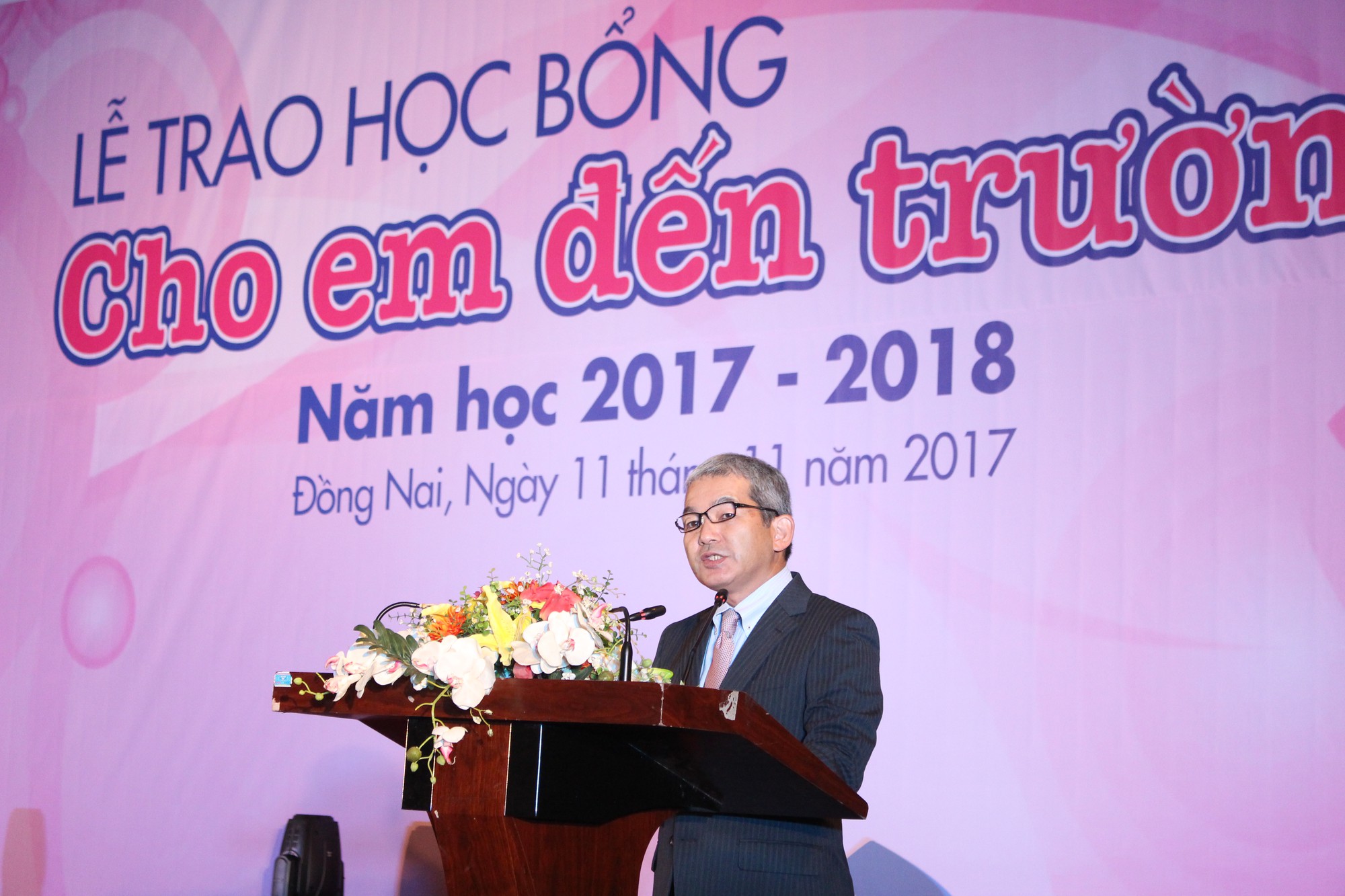 Trao tặng 400 suất học bổng cho học sinh Đồng Nai - Ảnh 1.