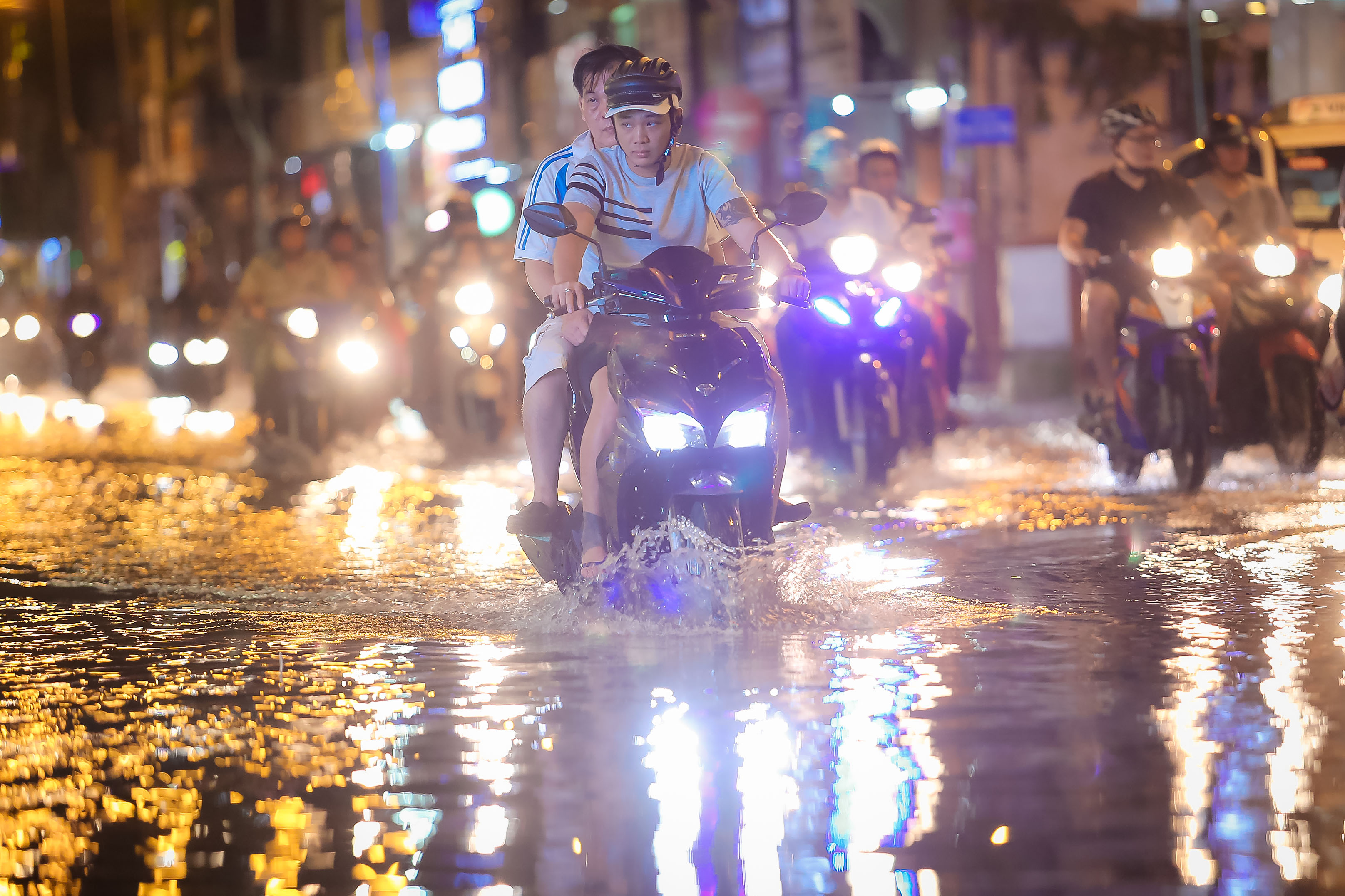 Không mưa, triều cường vẫn gây ngập tại TP HCM