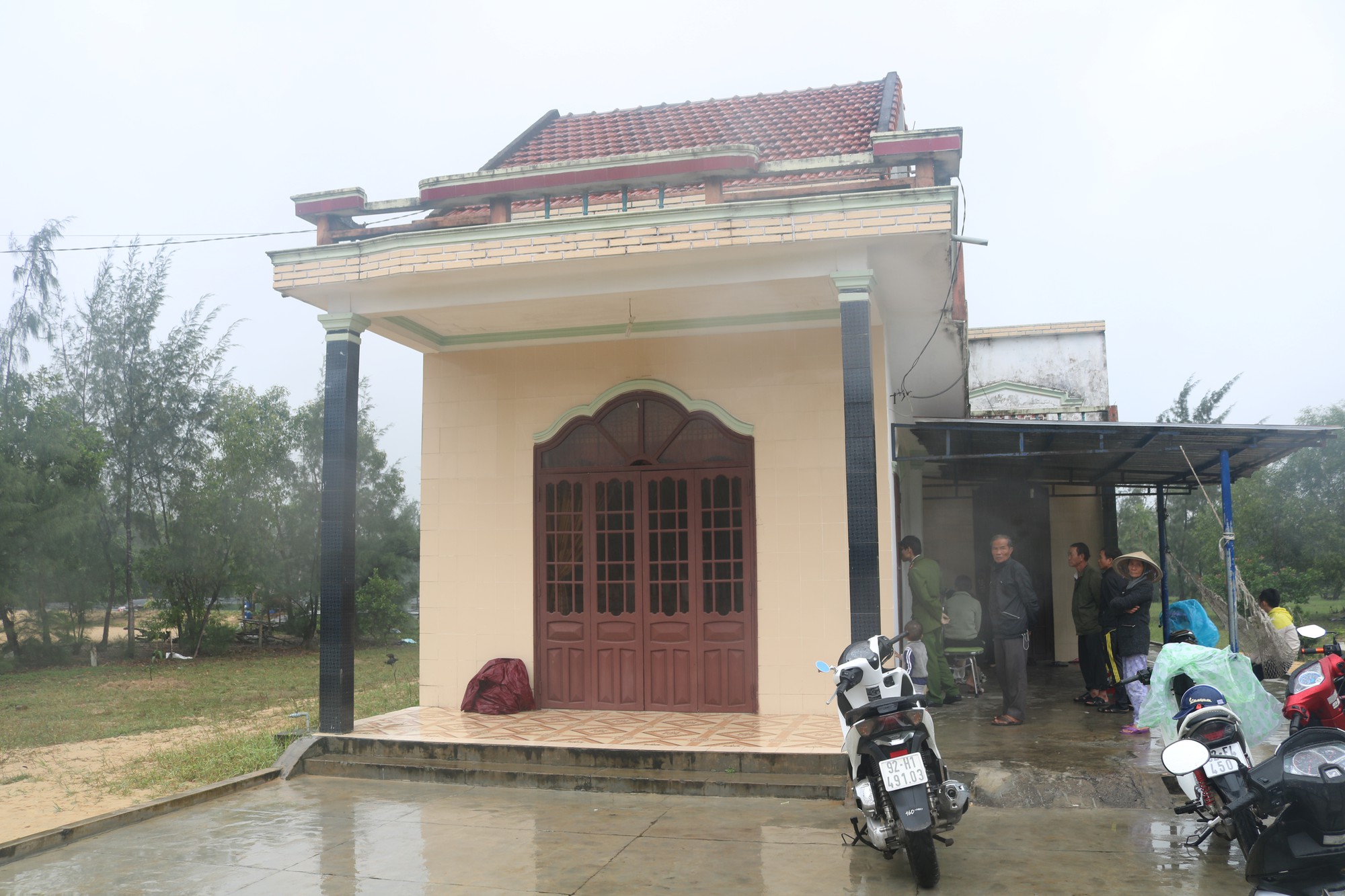 Bịt mặt dùng dao khống chế, lấy hơn 200 triệu trong đêm?