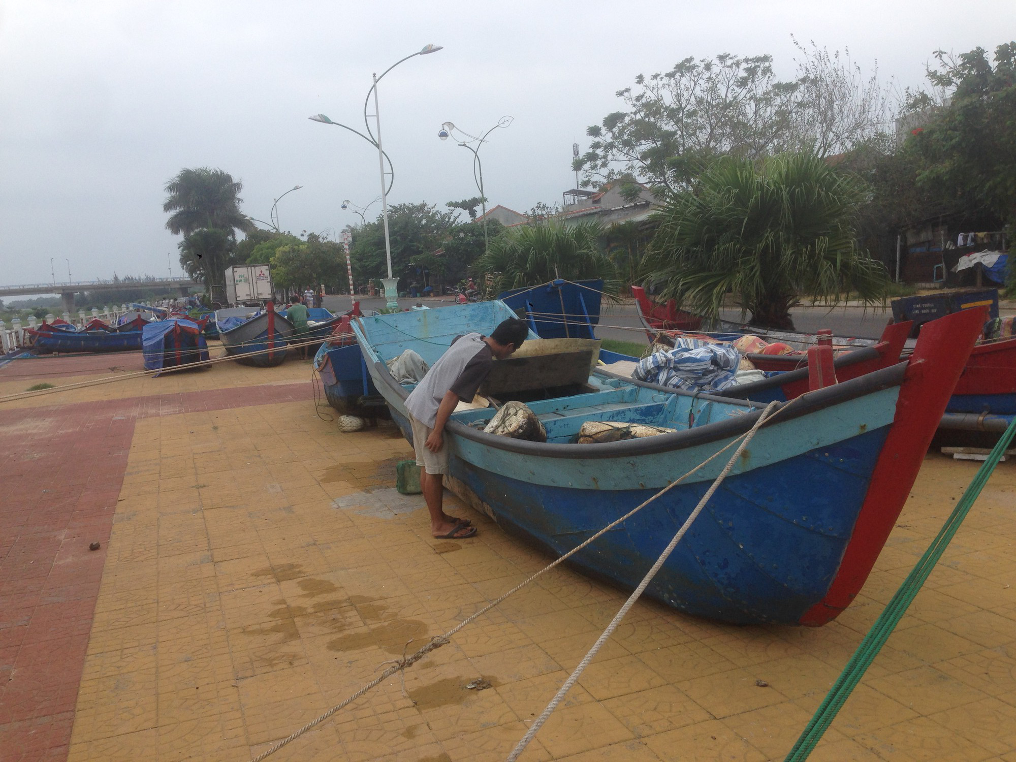 Nam Trung bộ n&iacute;n thở trước b&atilde;o, lũ lịch sử - Ảnh 2.
