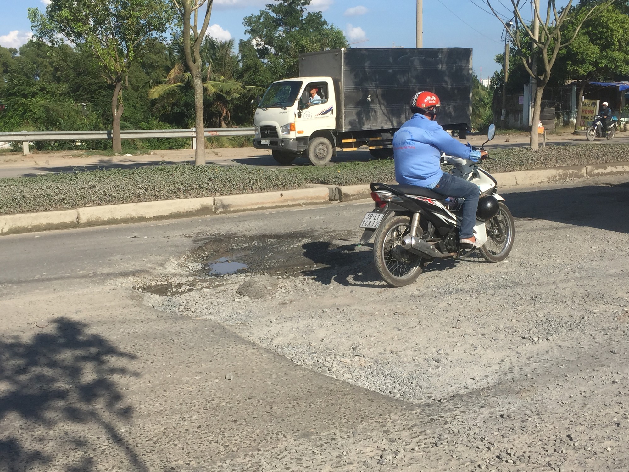 Đường Trần Văn Gi&agrave;u xuống cấp do xe lưu th&ocirc;ng đ&ocirc;ng? - Ảnh 2.
