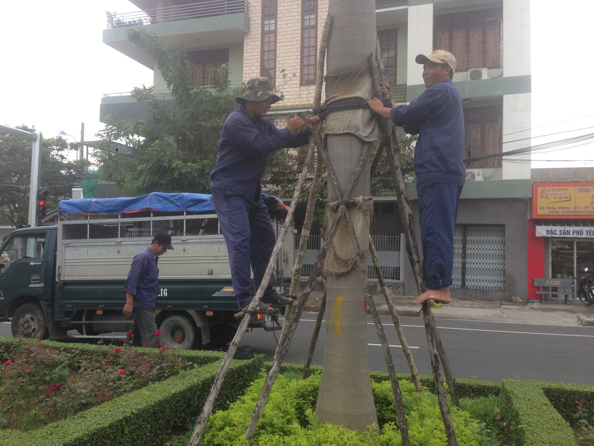Nam Trung bộ n&iacute;n thở trước b&atilde;o, lũ lịch sử - Ảnh 4.
