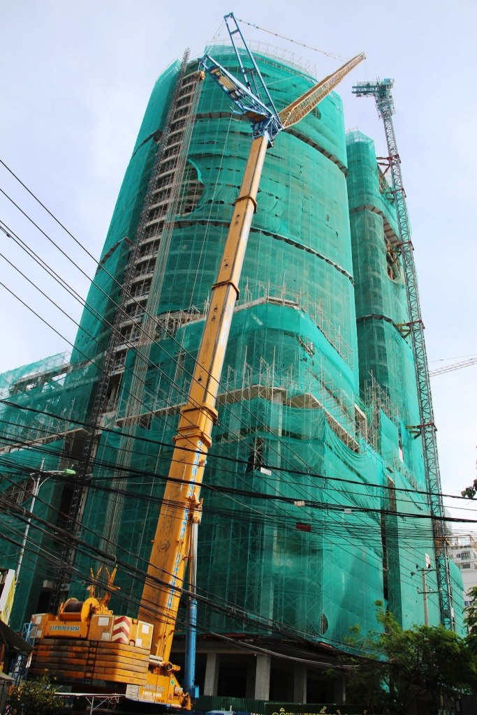 Hạ 2 cần cẩu g&atilde;y đe dọa d&acirc;n Nha Trang - Ảnh 1.