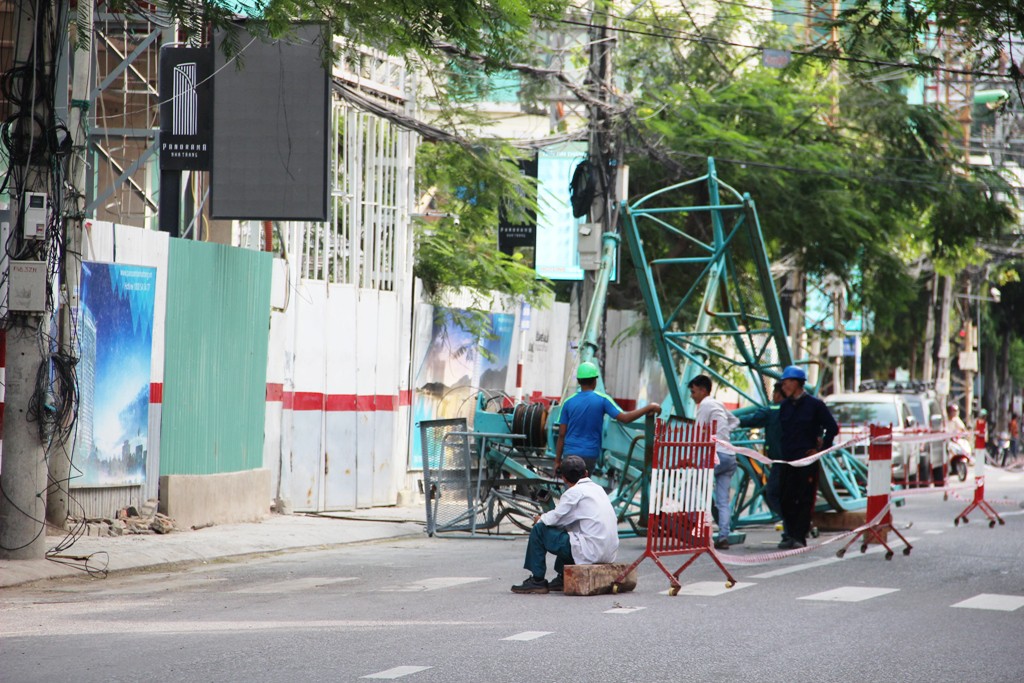 Hạ 2 cần cẩu g&atilde;y đe dọa d&acirc;n Nha Trang - Ảnh 3.