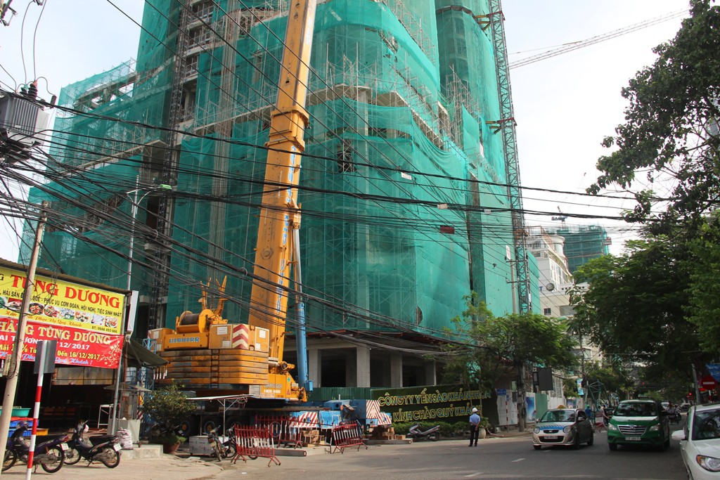 Hạ 2 cần cẩu g&atilde;y đe dọa d&acirc;n Nha Trang - Ảnh 2.