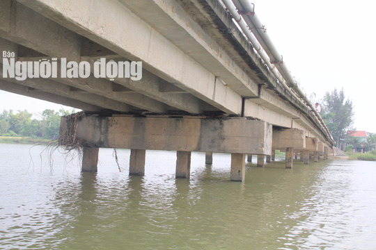 Hàng ngàn người liều mình lưu thông qua cây cầu sắp sập - Ảnh 12.