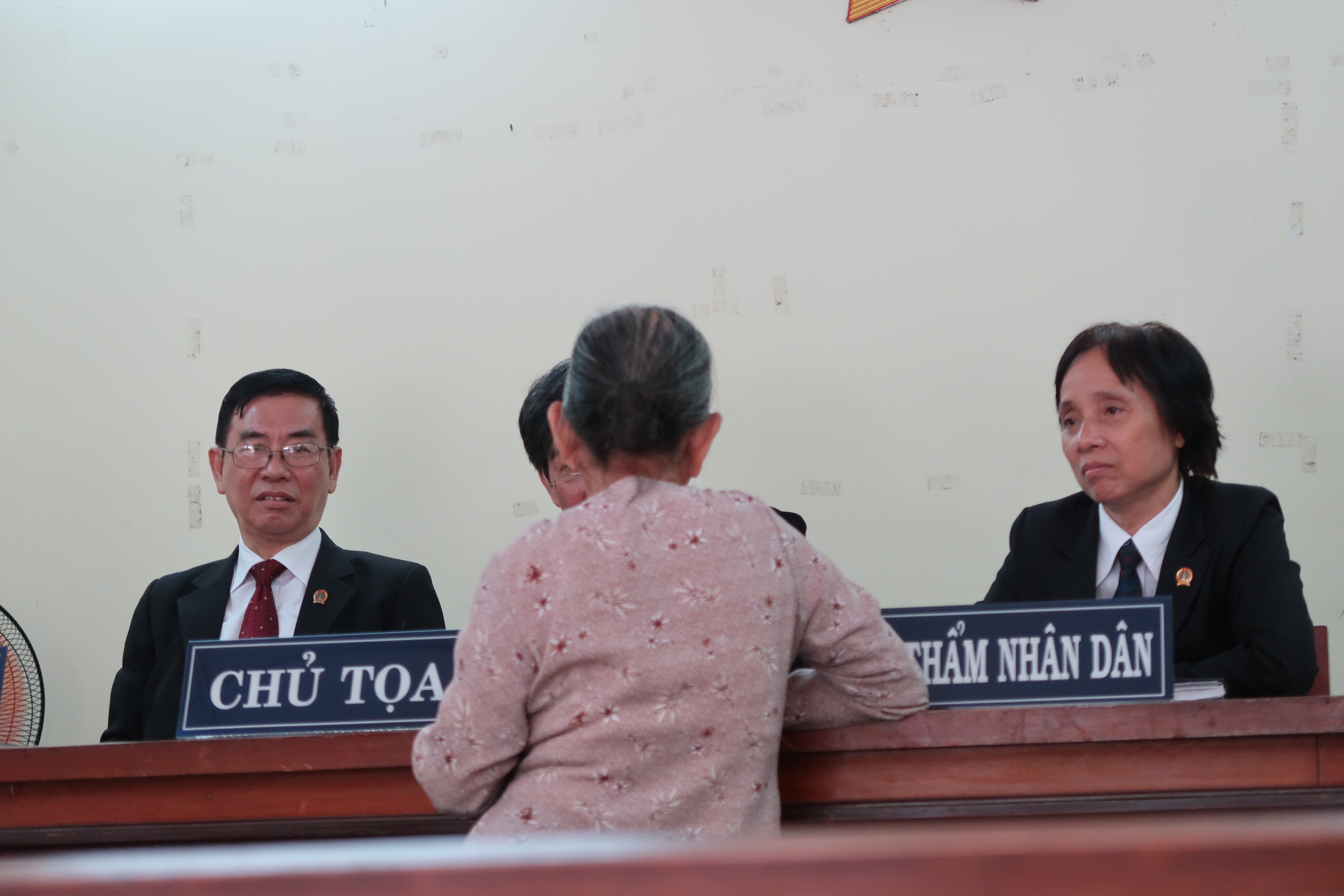 Bi hài người già đi kiện - Ảnh 1.