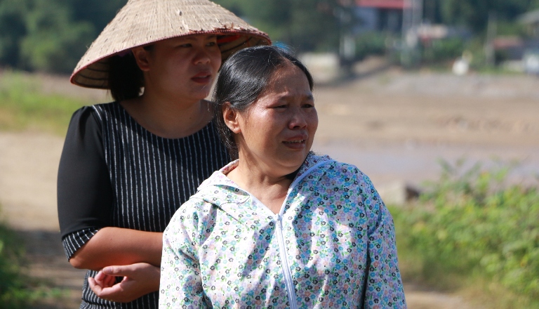 Nhói lòng mẹ mỏi mòn đi dọc suối gọi tên con gái và cháu ngoại