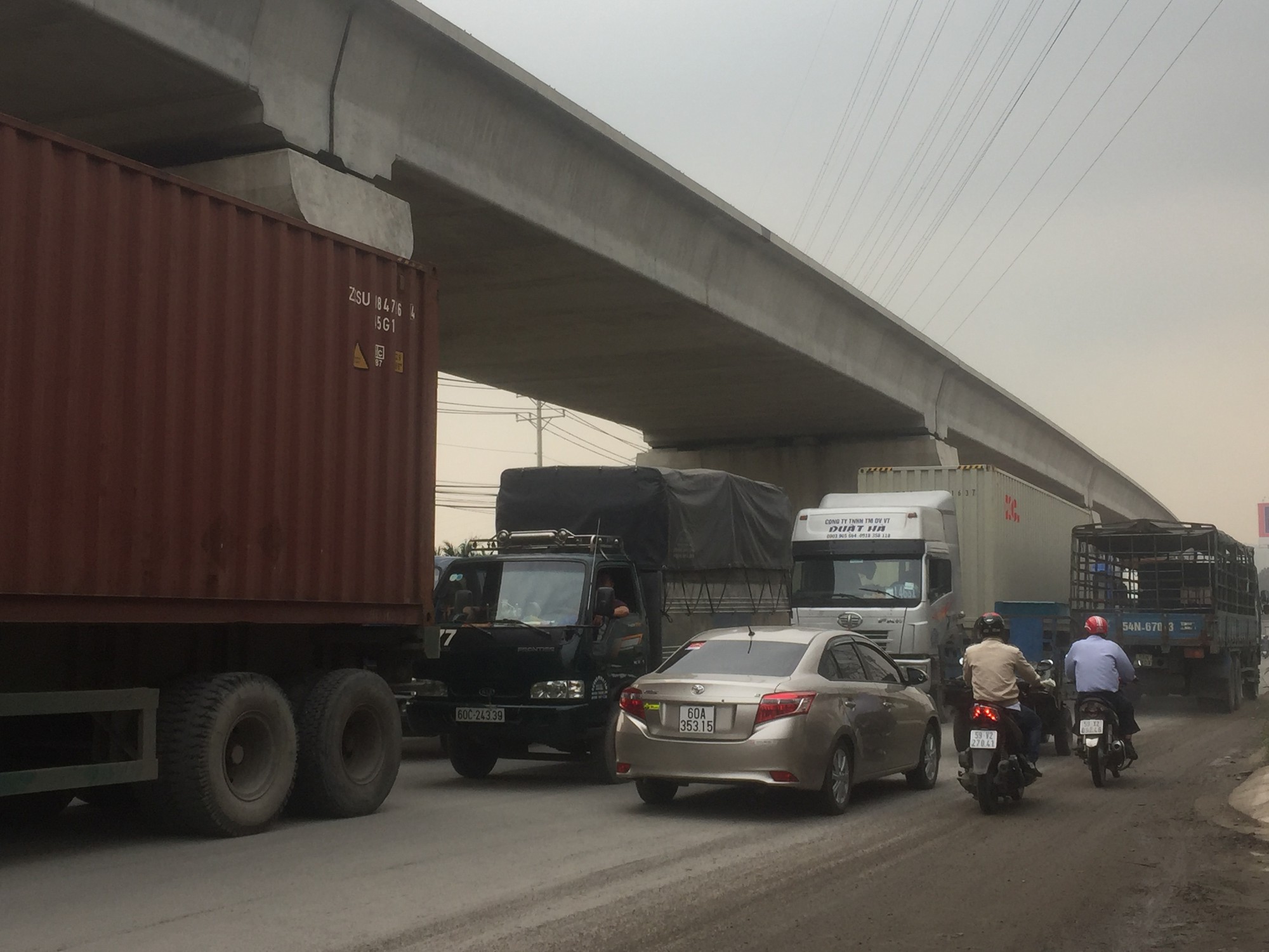 Ngán ngẩm nhúc nhích trên xa lộ Hà Nội - Ảnh 2.
