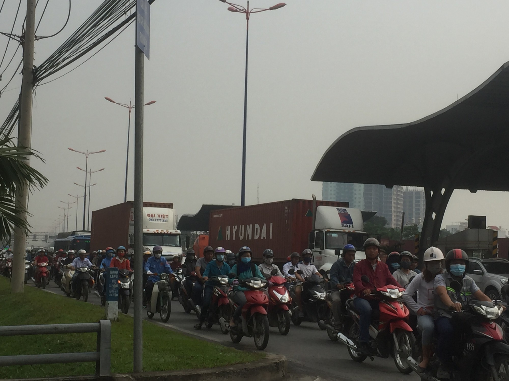 Ngán ngẩm nhúc nhích trên xa lộ Hà Nội - Ảnh 1.