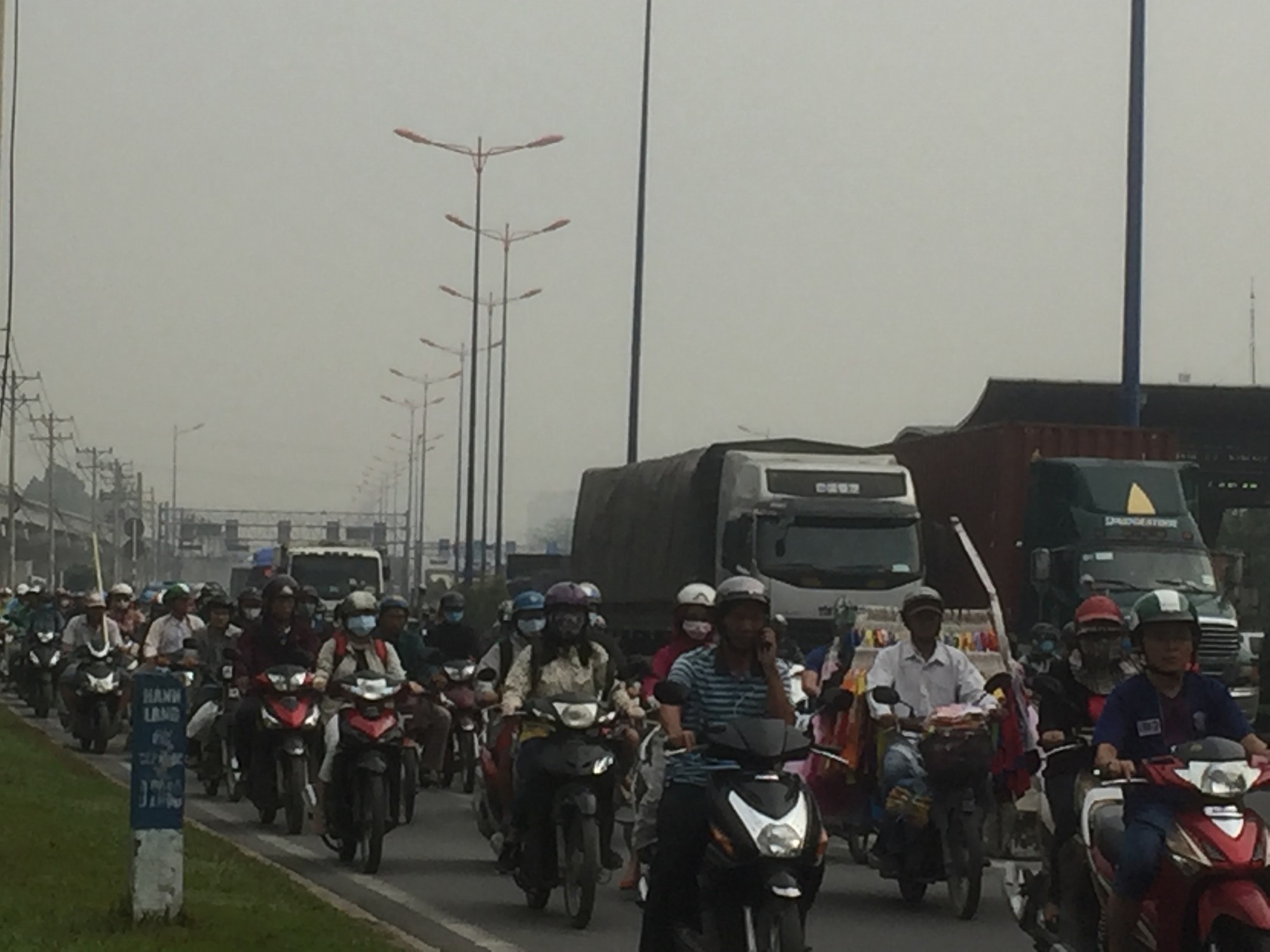 Ngán ngẩm "nhúc nhích" trên xa lộ Hà Nội