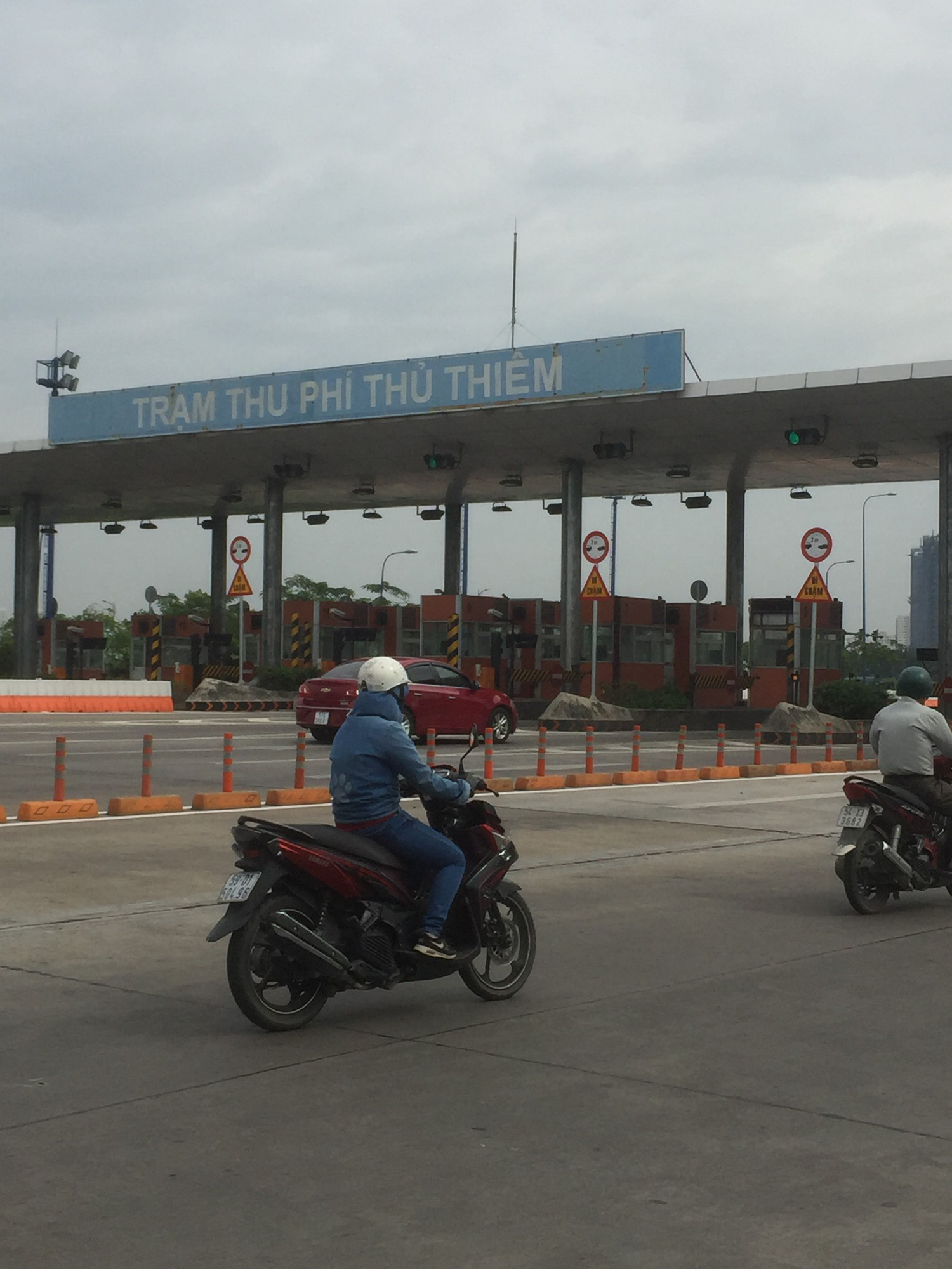 Th&aacute;o dỡ trạm thu ph&iacute; qua hầm s&ocirc;ng S&agrave;i G&ograve;n trước Tết - Ảnh 2.