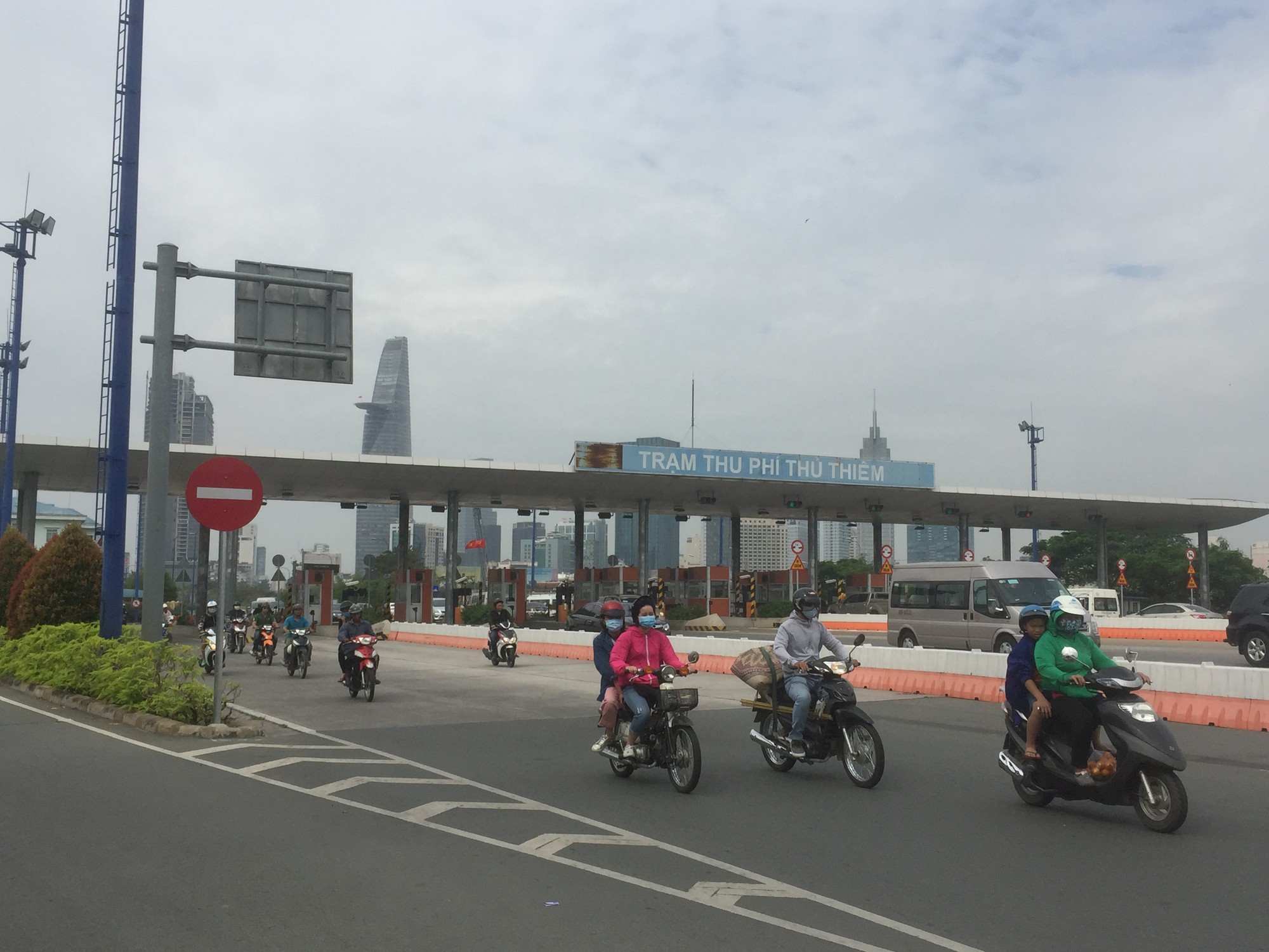 Tháo dỡ trạm thu phí qua hầm sông Sài Gòn trước Tết