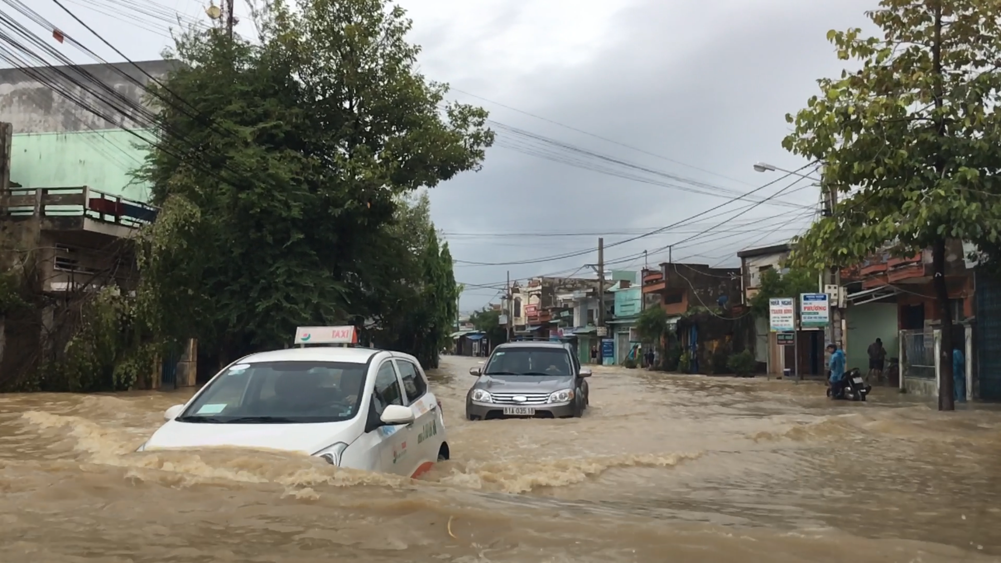 Lũ k&eacute;o về bao v&acirc;y, TP Quy Nhơn ch&igrave;m trong biển nước - Ảnh 12.