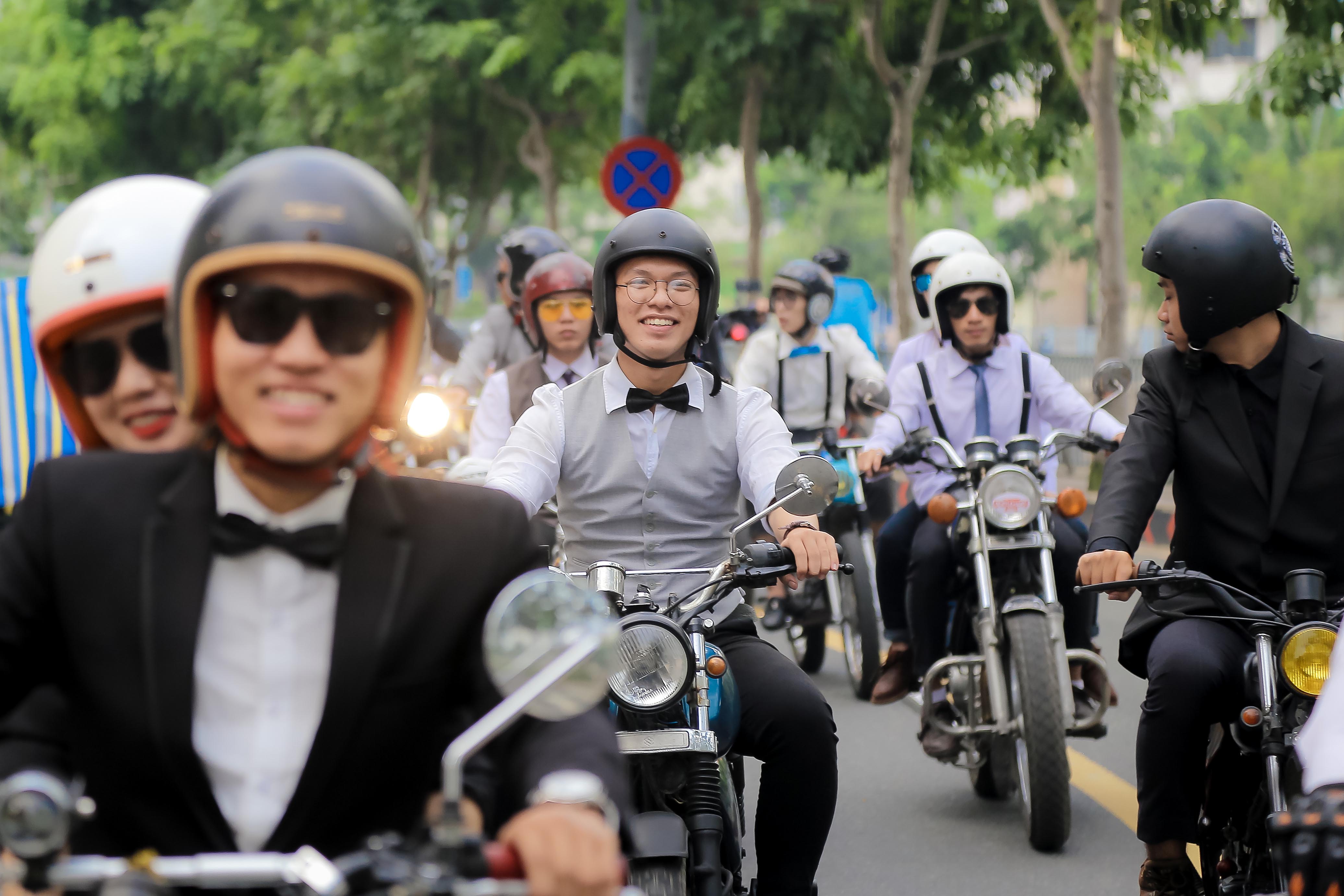 "Quý ông", "quý bà" cưỡi mô tô, xe cổ gây quỹ từ thiện
