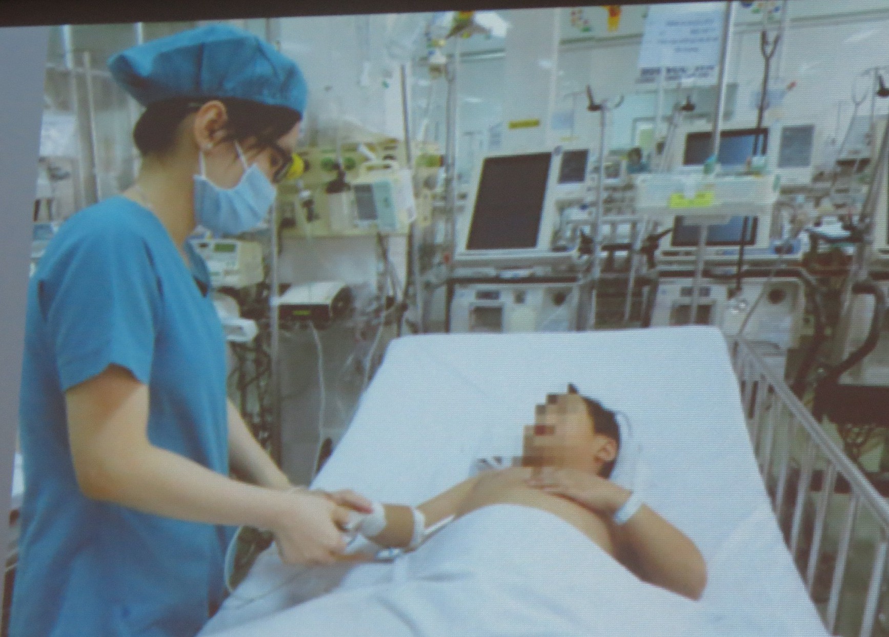 B&eacute; trai nuốt b&oacute;ng đ&egrave;n, mất 1 phần phổi - Ảnh 1.