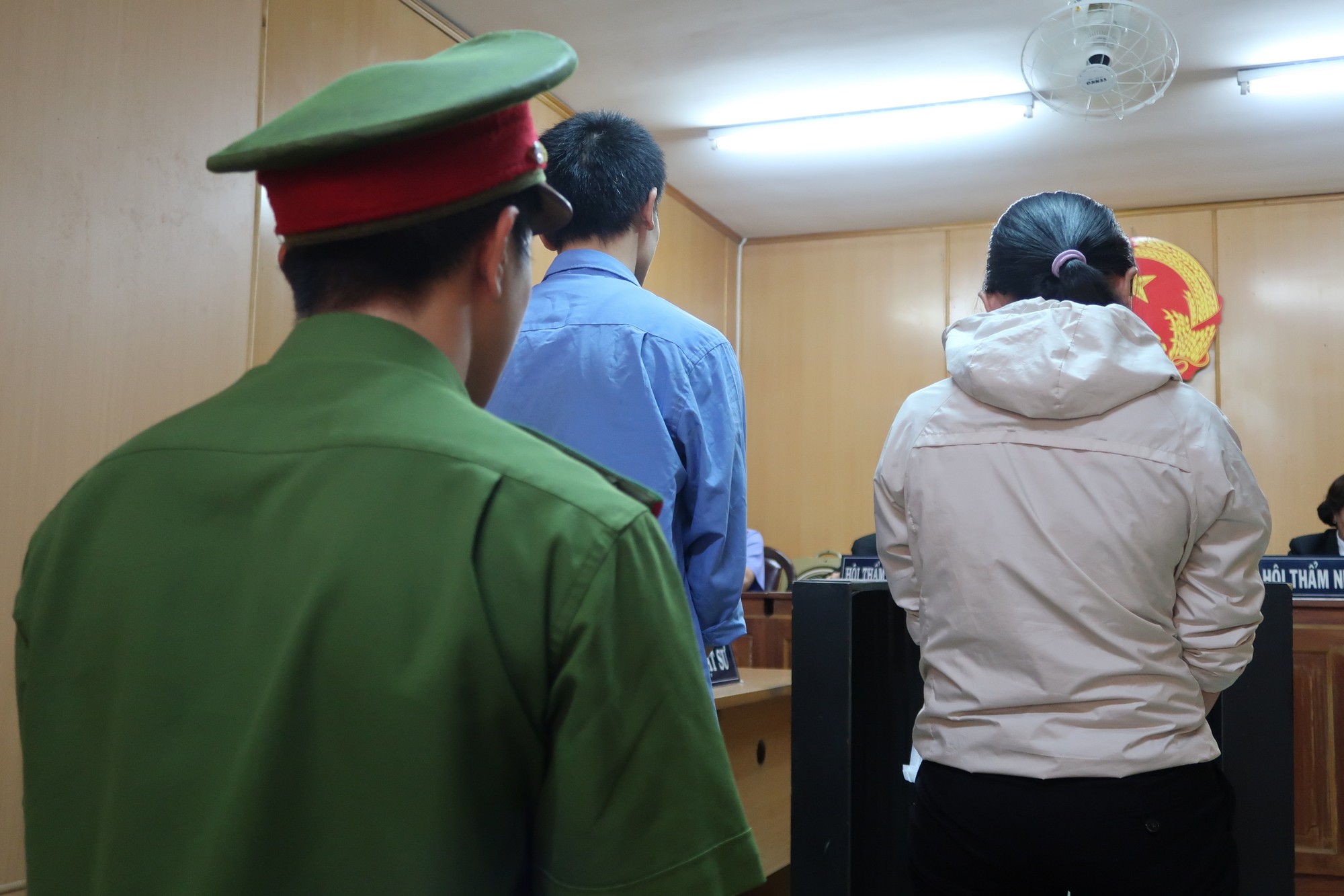 Đề nghị chạy án, vợ chồng cựu thư ký tòa lãnh án