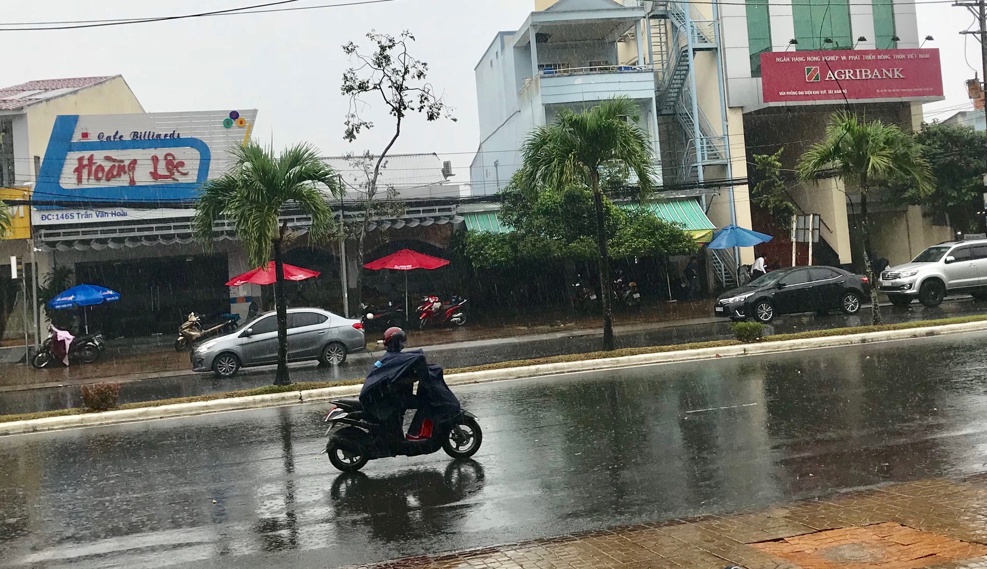 Miền T&acirc;y căng m&igrave;nh ứng ph&oacute; với b&atilde;o số 16 (Tembin) - Ảnh 17.