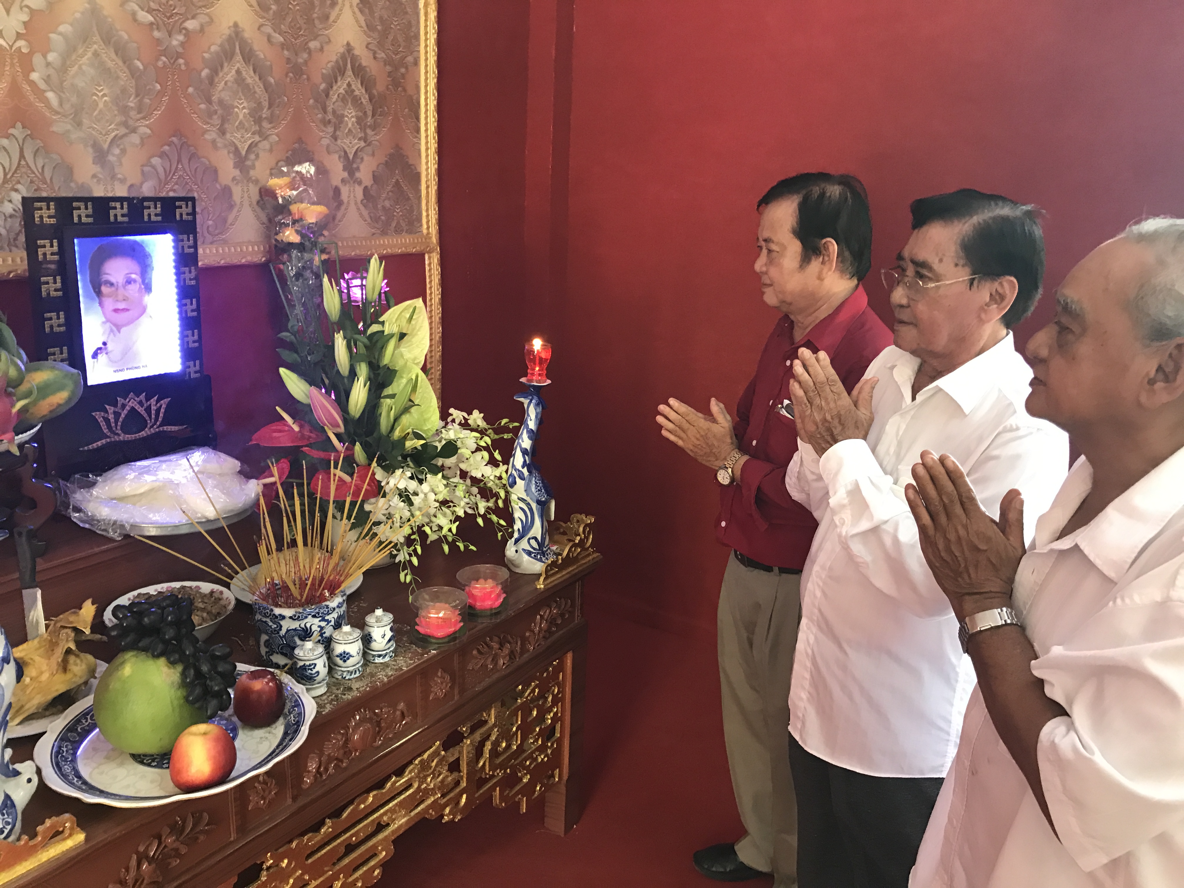 Nh&agrave; thờ Tổ của danh h&agrave;i Ho&agrave;i Linh tr&agrave;n ngập kh&aacute;ch thập phương - Ảnh 10.