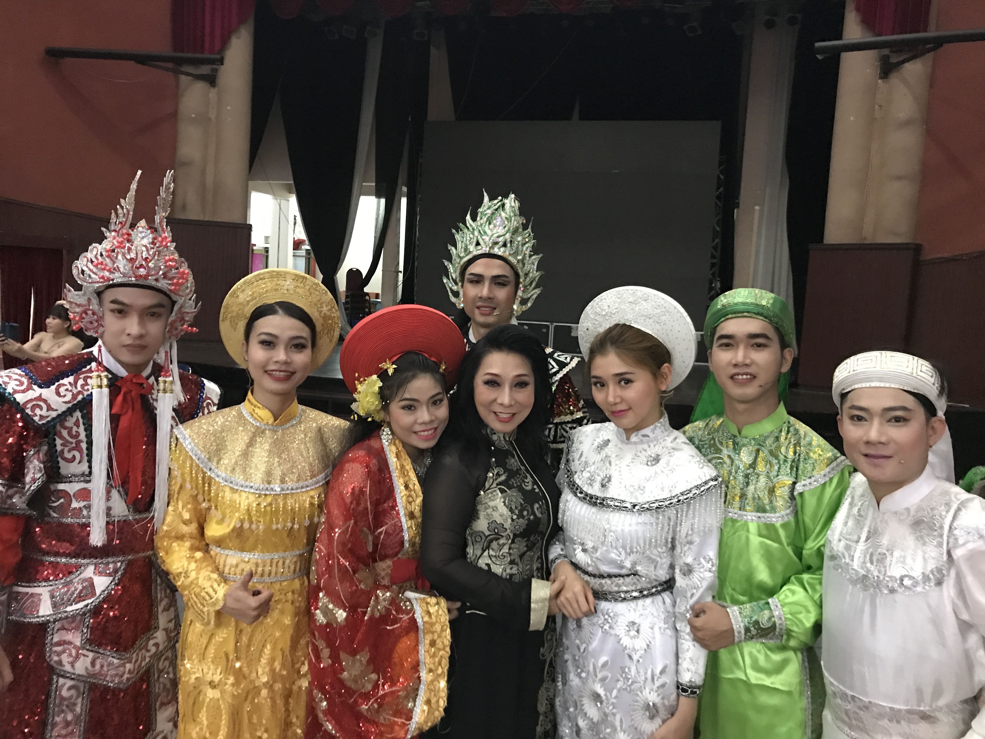 Nh&agrave; thờ Tổ của danh h&agrave;i Ho&agrave;i Linh tr&agrave;n ngập kh&aacute;ch thập phương - Ảnh 4.