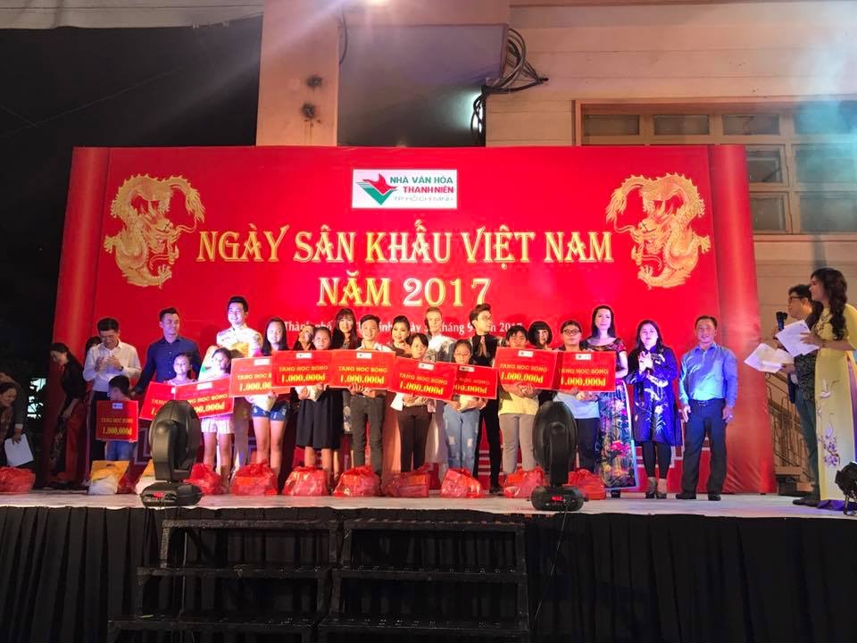 Nh&agrave; thờ Tổ của danh h&agrave;i Ho&agrave;i Linh tr&agrave;n ngập kh&aacute;ch thập phương - Ảnh 5.