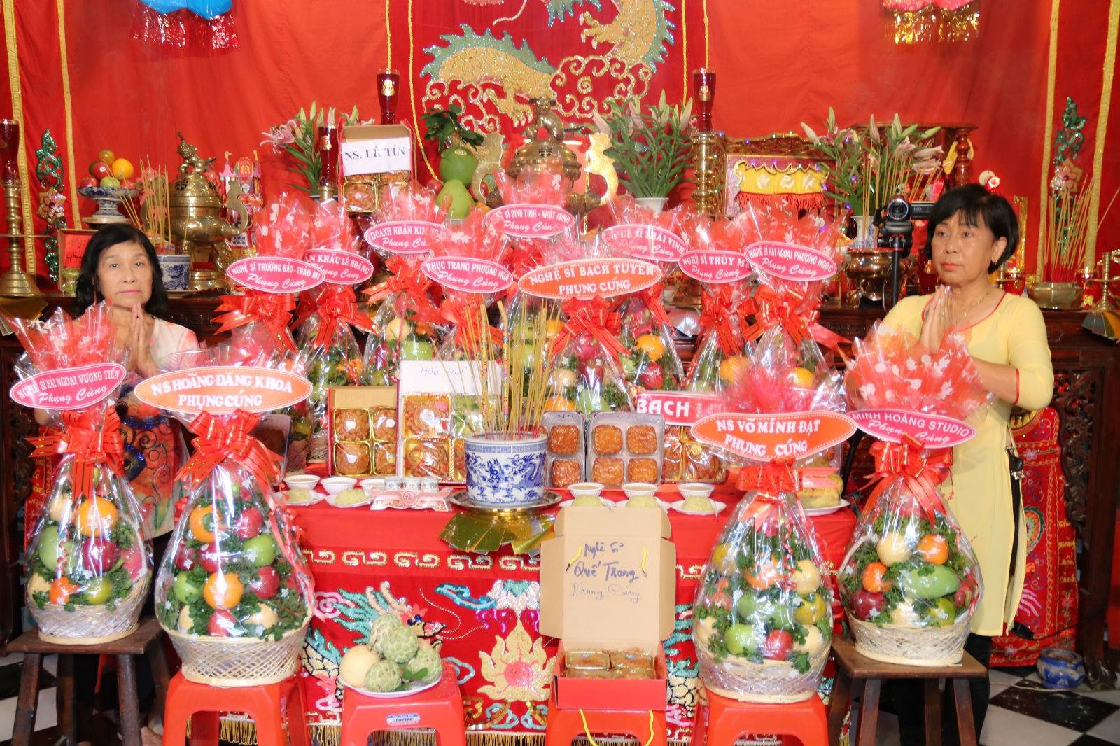 Nh&agrave; thờ Tổ của danh h&agrave;i Ho&agrave;i Linh tr&agrave;n ngập kh&aacute;ch thập phương - Ảnh 7.