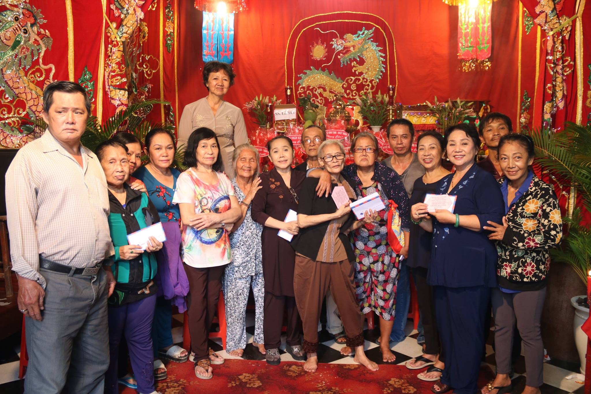 Nh&agrave; thờ Tổ của danh h&agrave;i Ho&agrave;i Linh tr&agrave;n ngập kh&aacute;ch thập phương - Ảnh 11.
