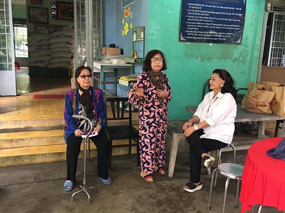 Nh&agrave; thờ Tổ của danh h&agrave;i Ho&agrave;i Linh tr&agrave;n ngập kh&aacute;ch thập phương - Ảnh 9.