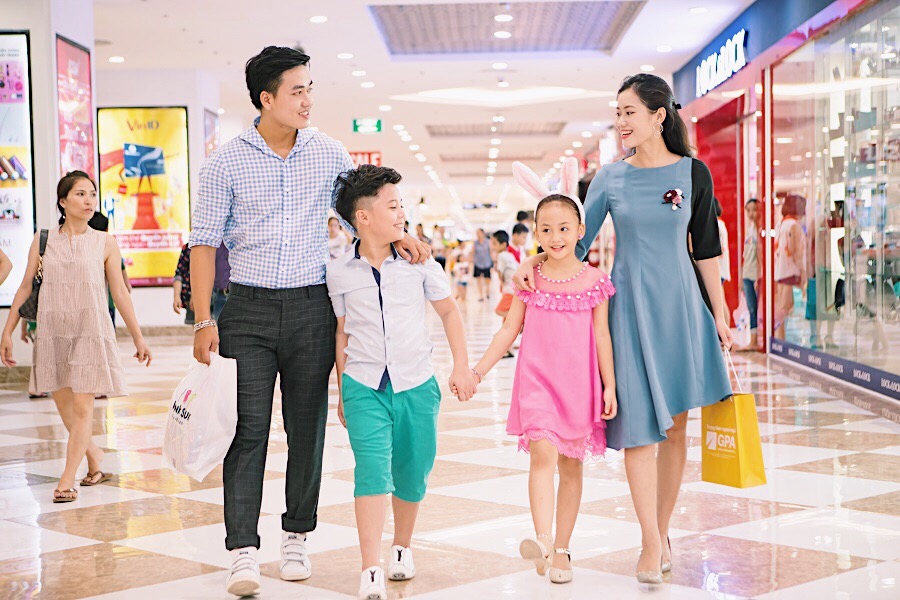 Vincom tôn vinh phụ nữ Việt với kim cương và hoa hồng