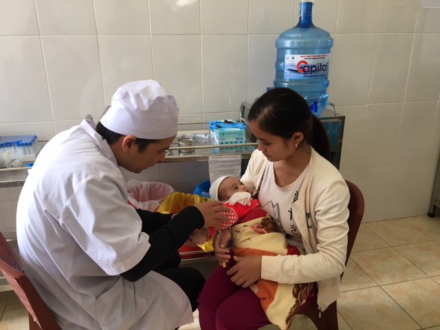 R&eacute;t đậm, bệnh nhi ồ ạt v&agrave;o viện - Ảnh 1.