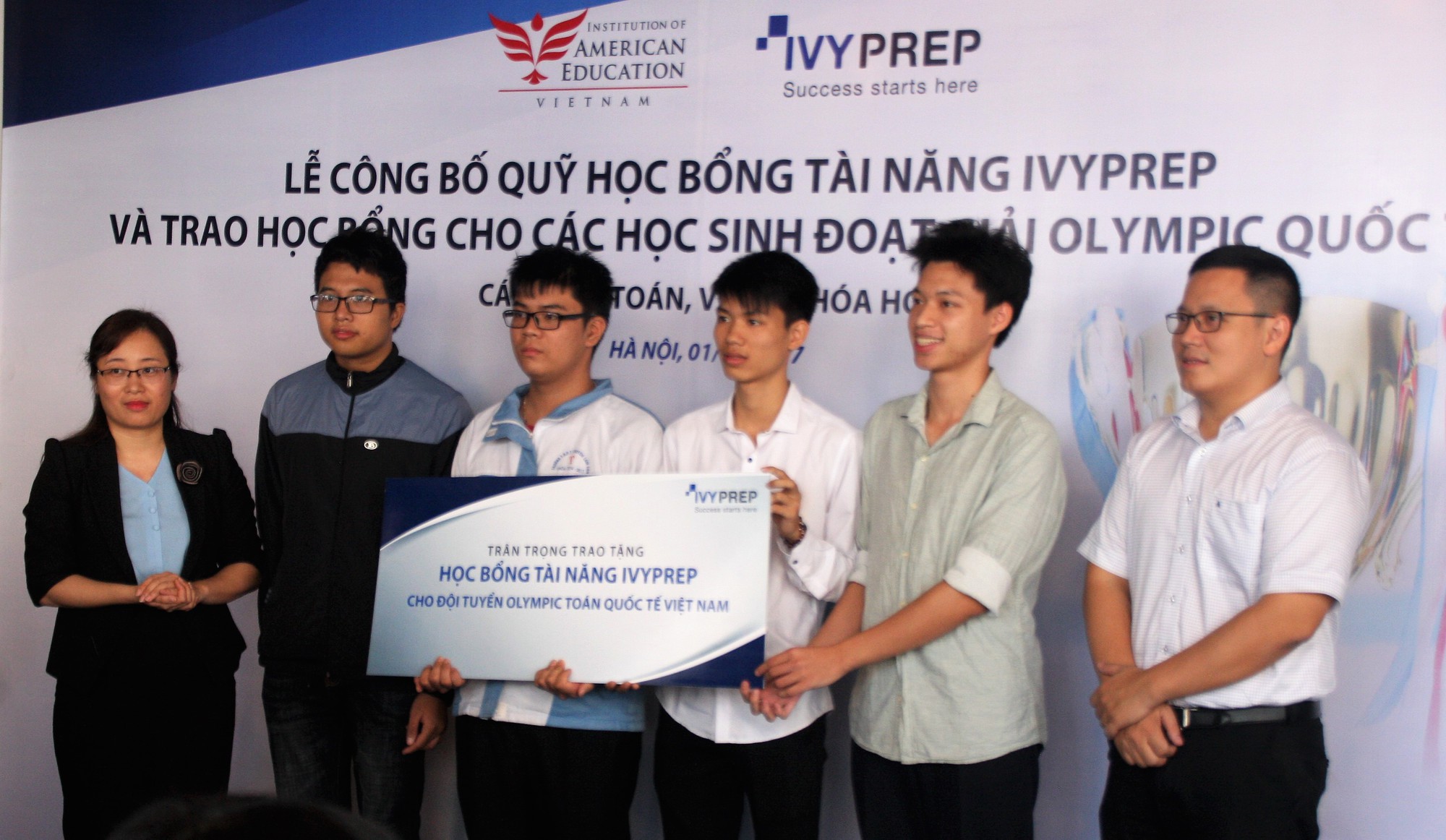 Trao học bổng tiền tỉ cho học sinh đạt huy chương Olympic quốc tế