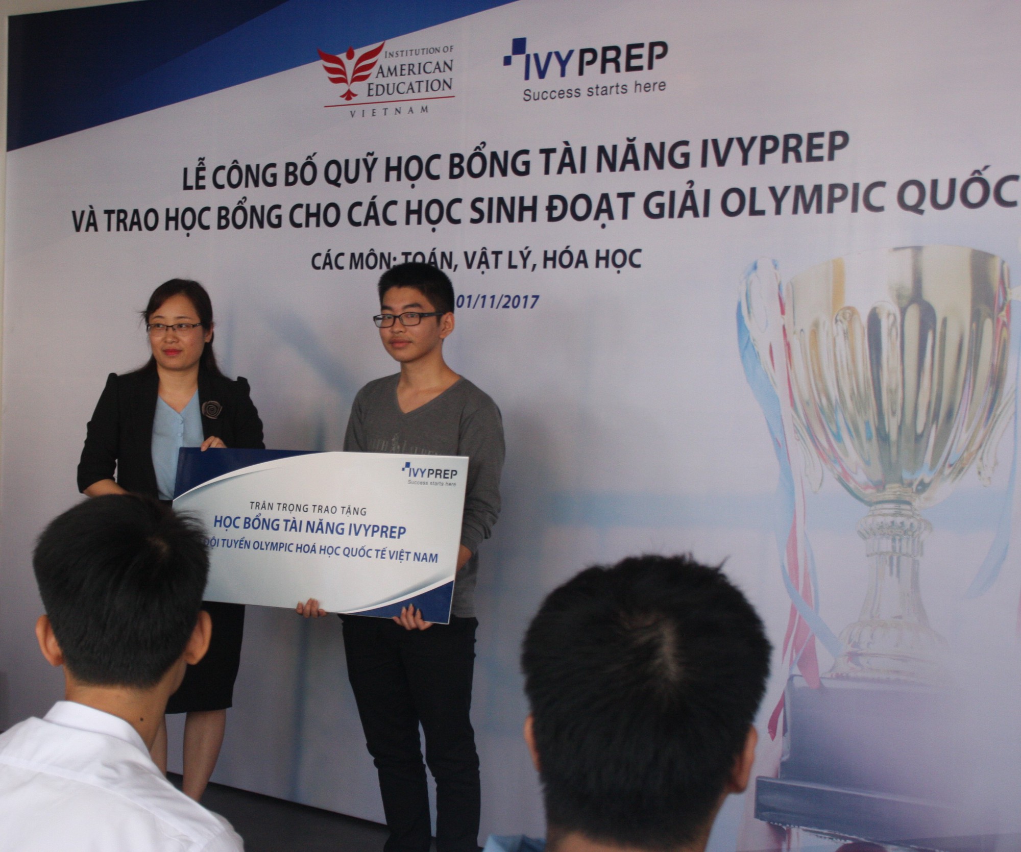 Trao học bổng tiền tỉ cho học sinh đạt huy chương Olympic quốc tế - Ảnh 2.