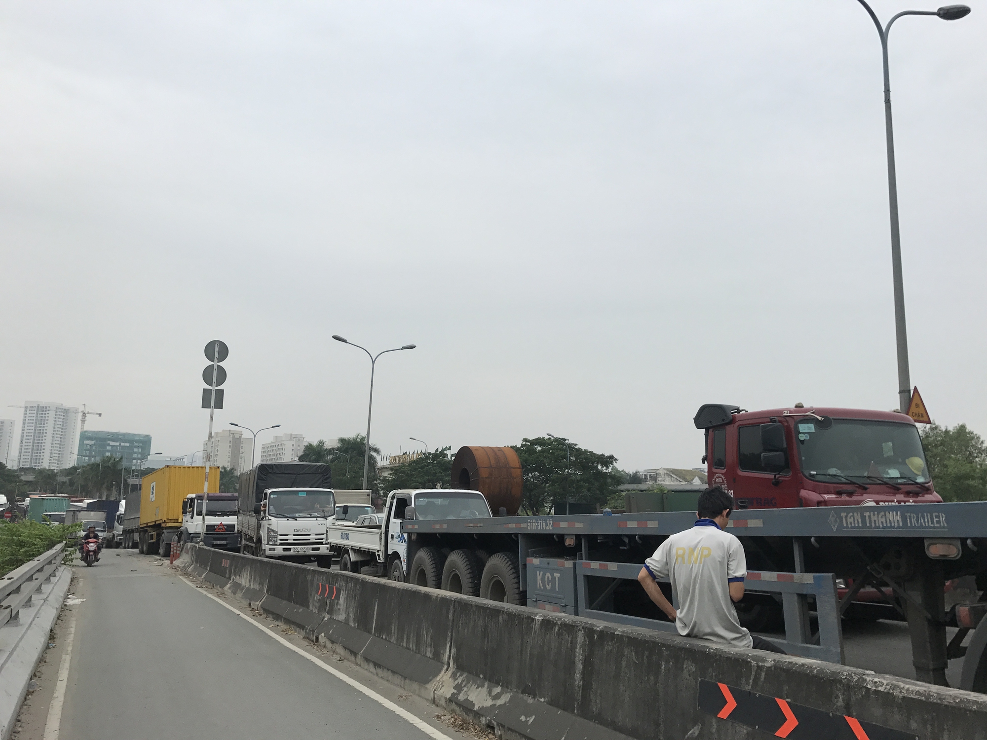Mất 3 giờ để... qua cầu Ph&uacute; Mỹ - Ảnh 6.
