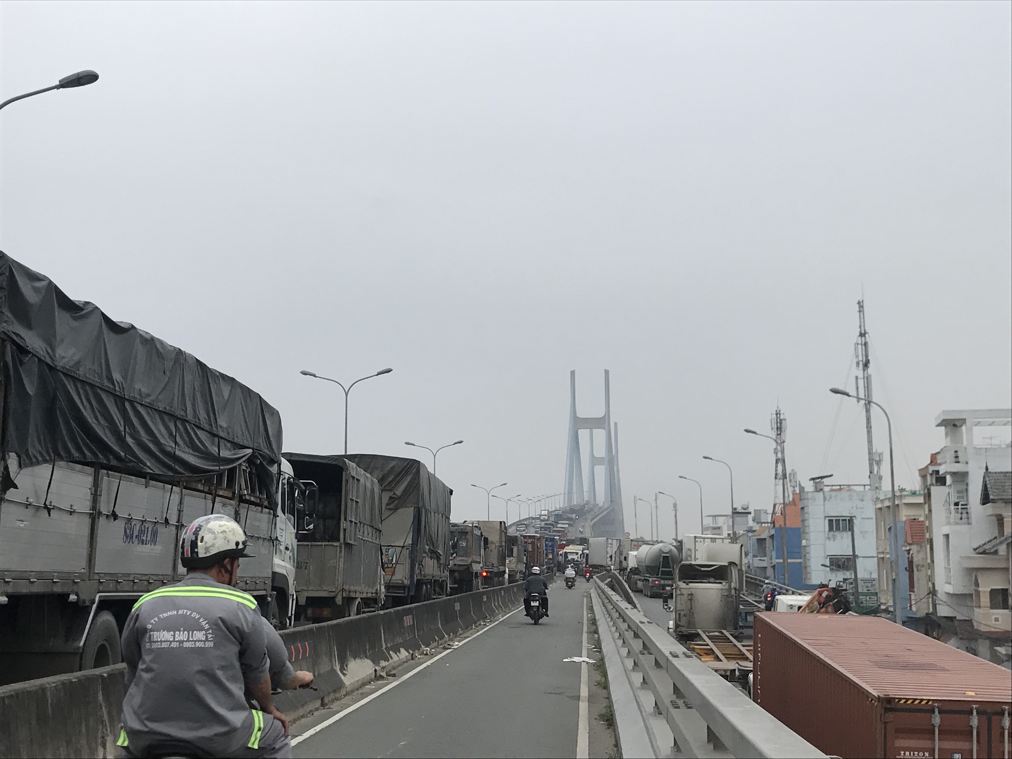 Mất 3 giờ để... qua cầu Ph&uacute; Mỹ - Ảnh 5.