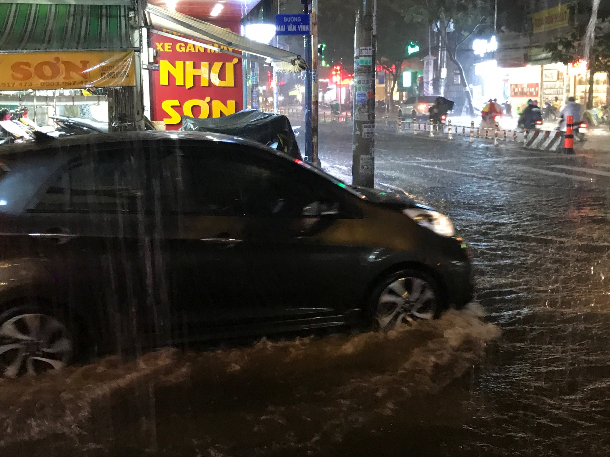 Bão số 14 gây mưa to gió lớn ở TP HCM - Ảnh 5.