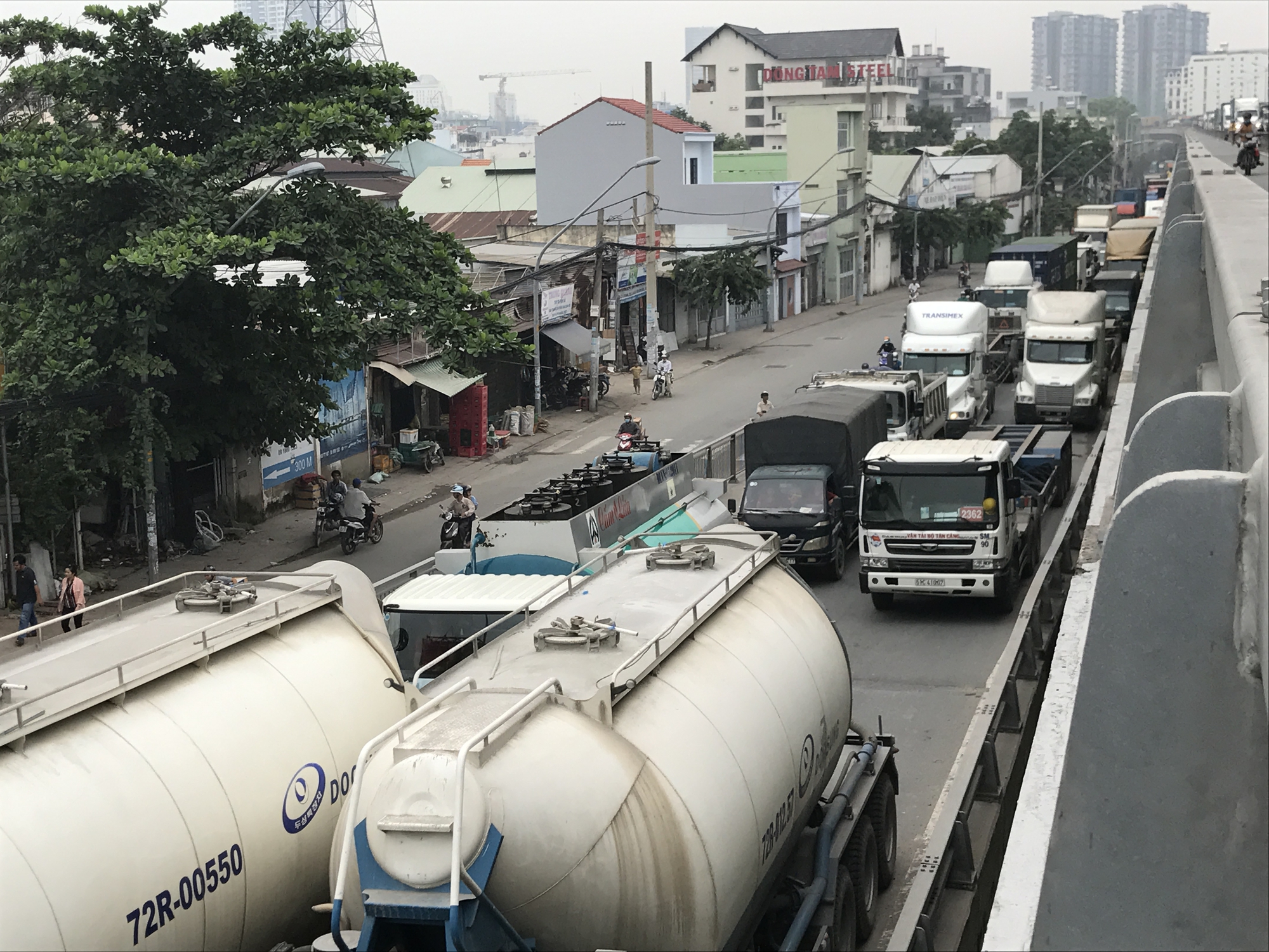 Mất 3 giờ để... qua cầu Ph&uacute; Mỹ - Ảnh 4.