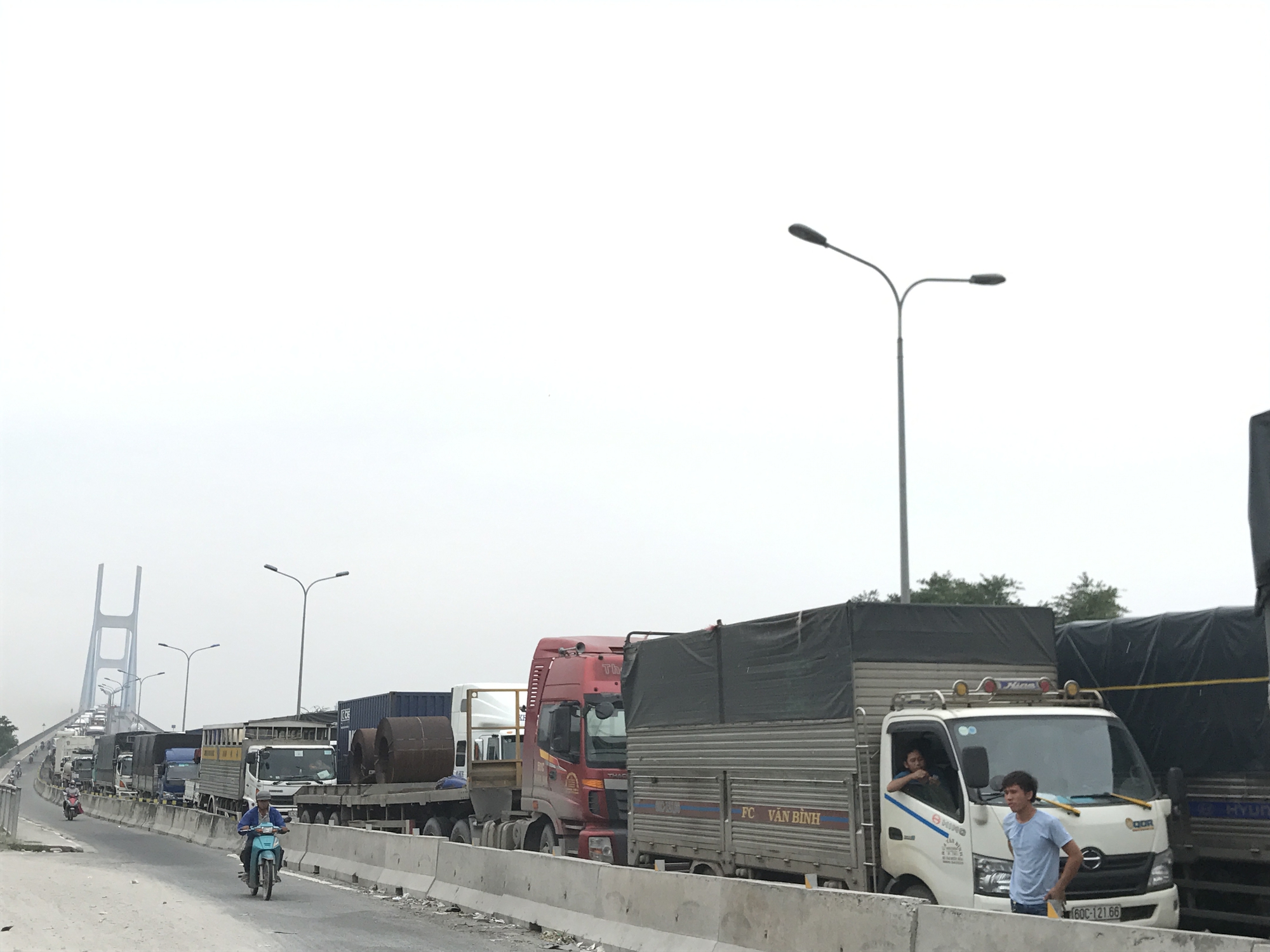 Mất 3 giờ để... qua cầu Ph&uacute; Mỹ - Ảnh 2.