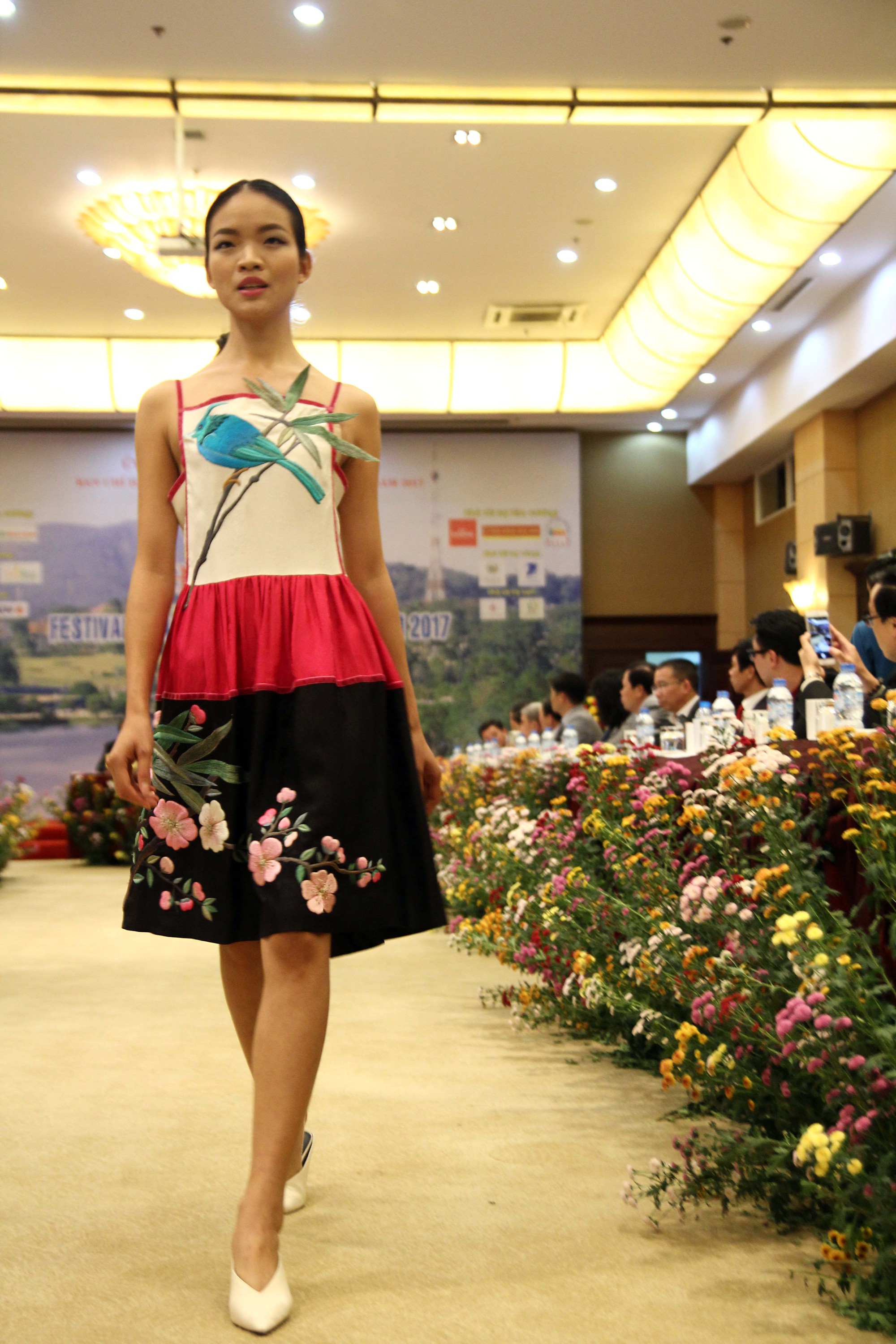 M&atilde;n nh&atilde;n với Tơ lụa Bảo Lộc trong Festival hoa Đ&agrave; Lạt 2017 - Ảnh 8.