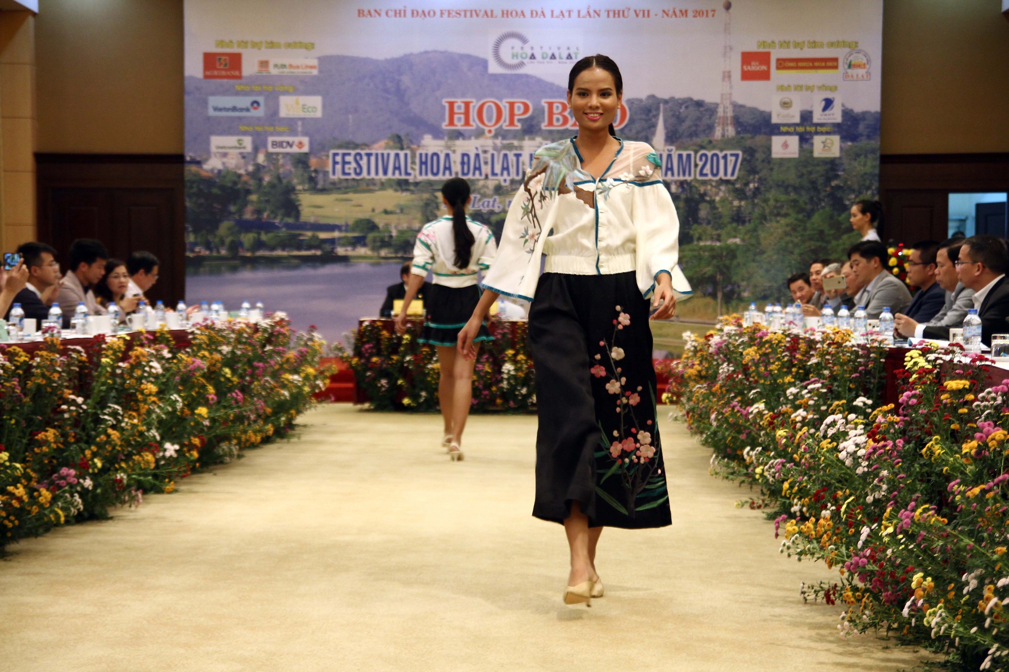 M&atilde;n nh&atilde;n với Tơ lụa Bảo Lộc trong Festival hoa Đ&agrave; Lạt 2017 - Ảnh 7.