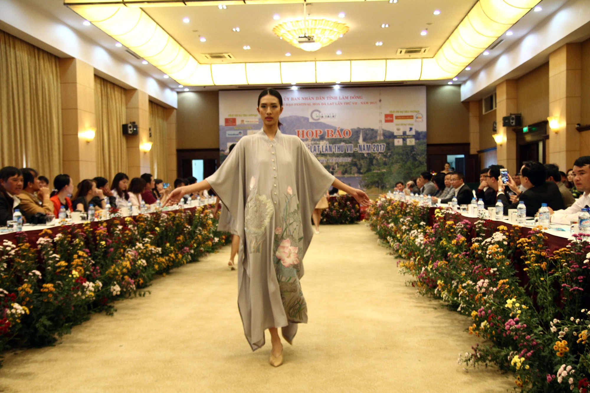 M&atilde;n nh&atilde;n với Tơ lụa Bảo Lộc trong Festival hoa Đ&agrave; Lạt 2017 - Ảnh 6.