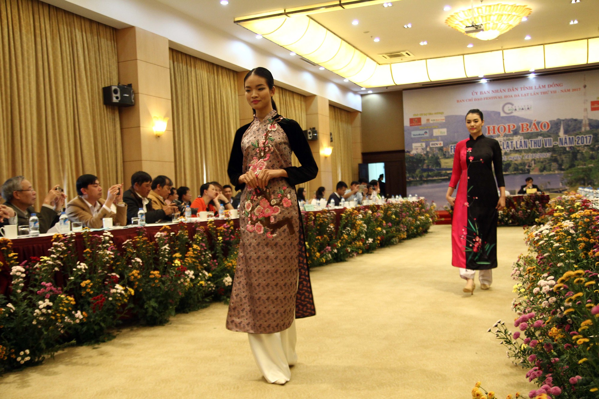 M&atilde;n nh&atilde;n với Tơ lụa Bảo Lộc trong Festival hoa Đ&agrave; Lạt 2017 - Ảnh 4.